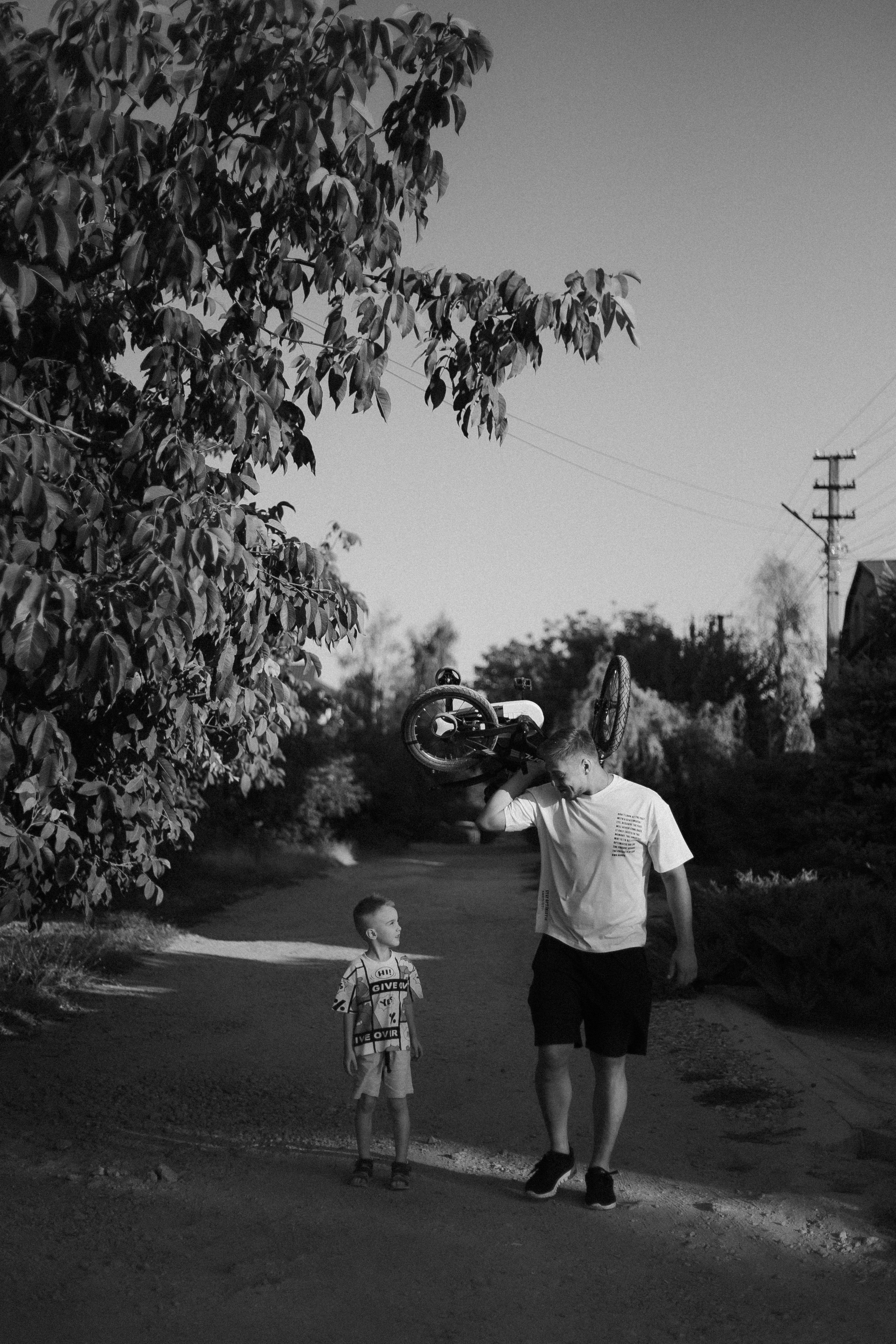 Папа учит сына кататься на велосипеде. Фотограф в Крыму | Виктория Нотевская