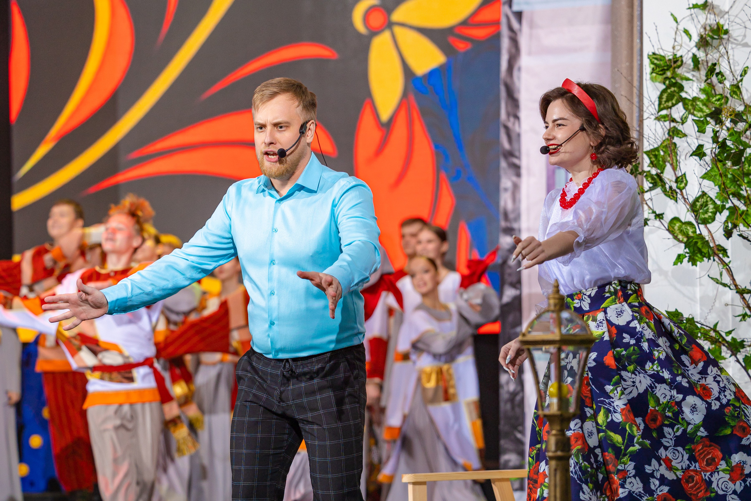 Артисты театра поют на сцене ДК шахтёров Кемерово задеть танцора