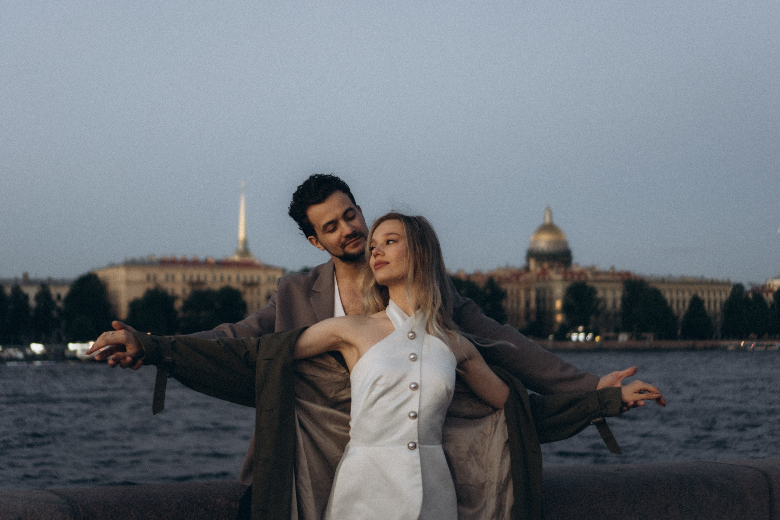 СВАДЕБНАЯ СЬЕМКА ПАРЫ НА РАССВЕТЕ В БЕЛЫЕ НОЧИ И ПРОГУЛКА С РАЗВОДНЫМИ МОСТАМИ И ПИКНИК ВОЗЛЕ ИСАКИЕВСКОГО СОБОРА. Профессиональный фотограф, Санкт-Петербург — Виктория Богомолова