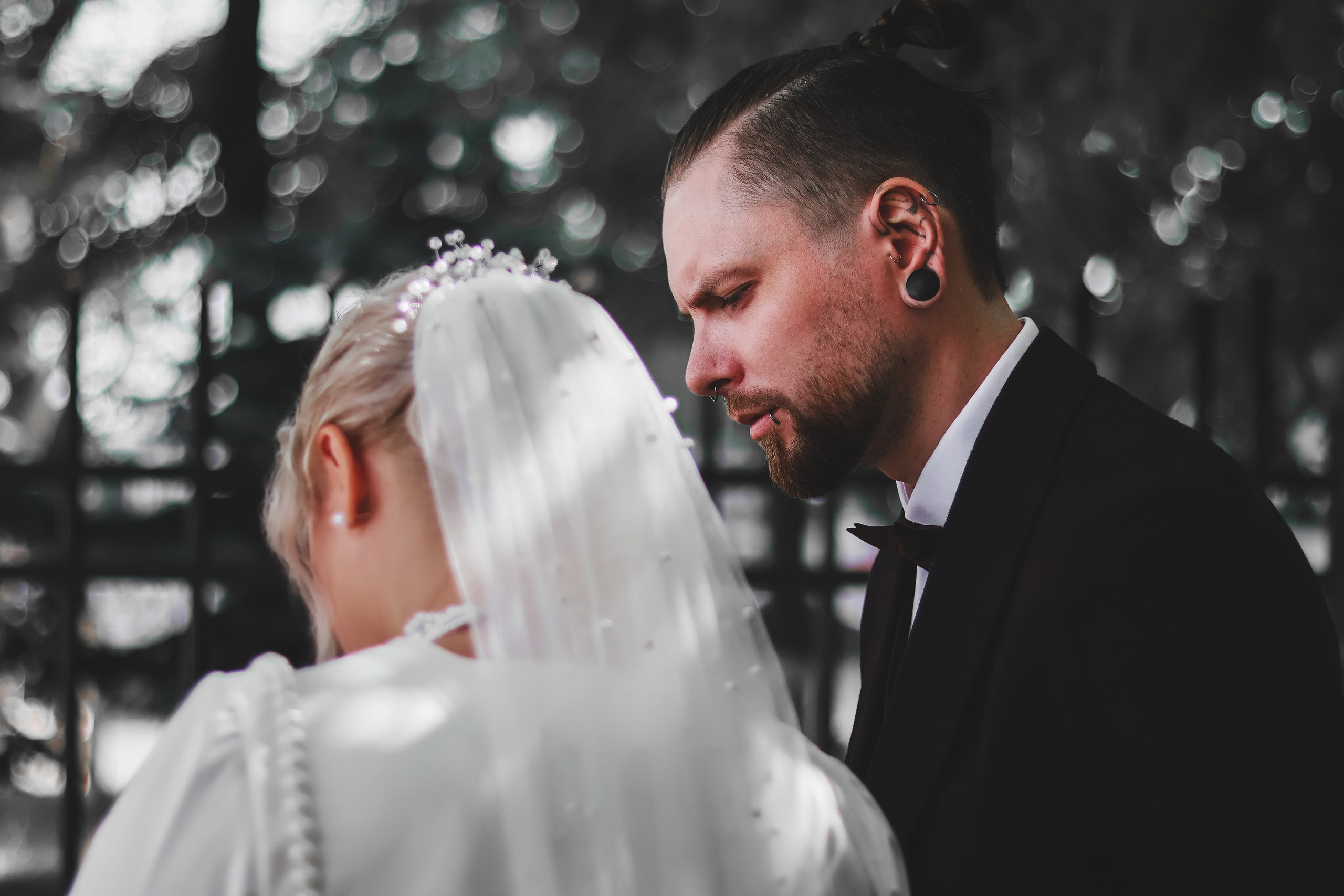 Молодожены возле загса