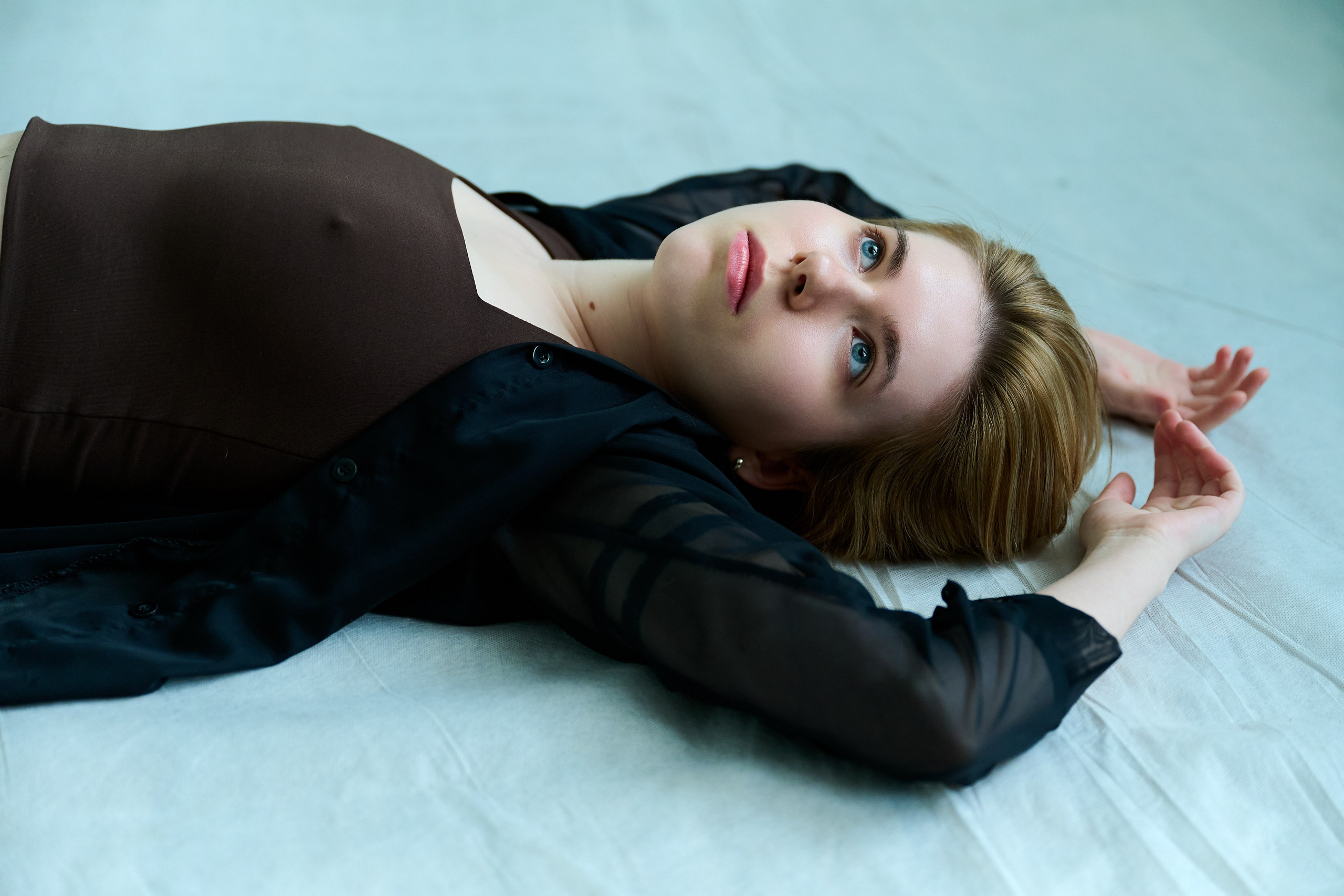 Тихая женская фотография — съёмка без ролей и позирования, где важнее состояние, чем образ