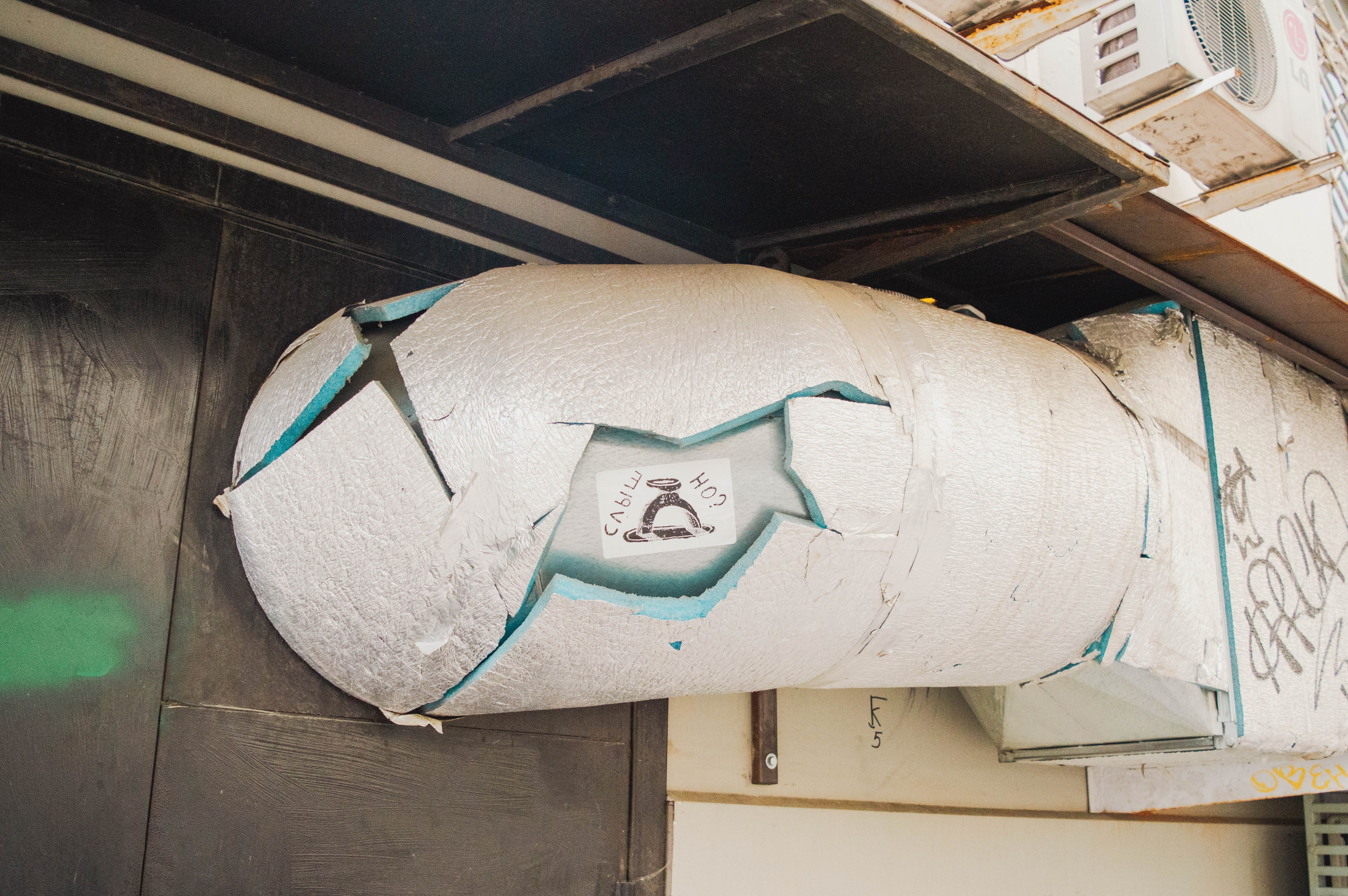 Типология «Стикербомбинг в городе». Фотограф Анастасия Лощакова в Москве