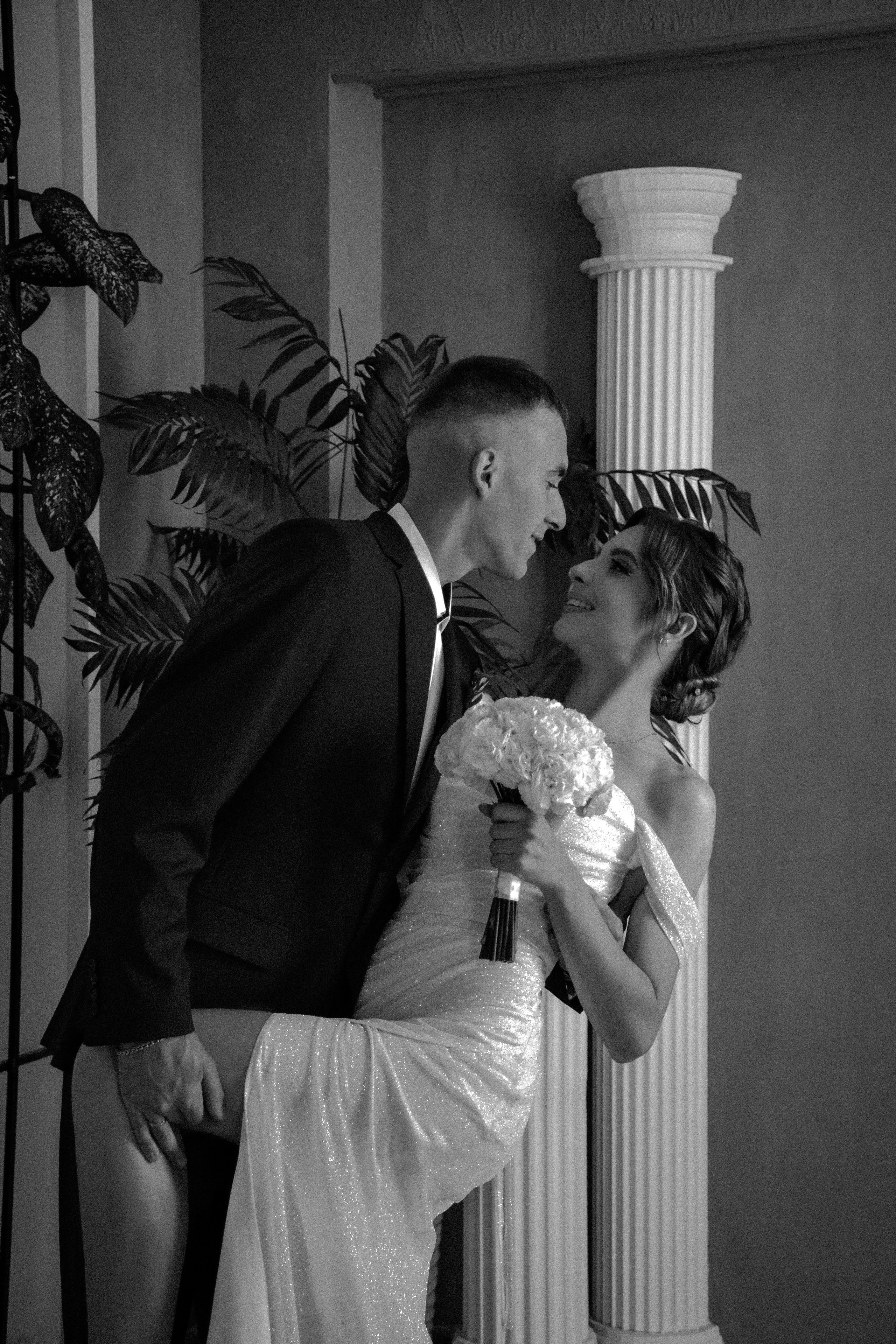 Романтический свадебный кадр в классическом стиле, Волжский