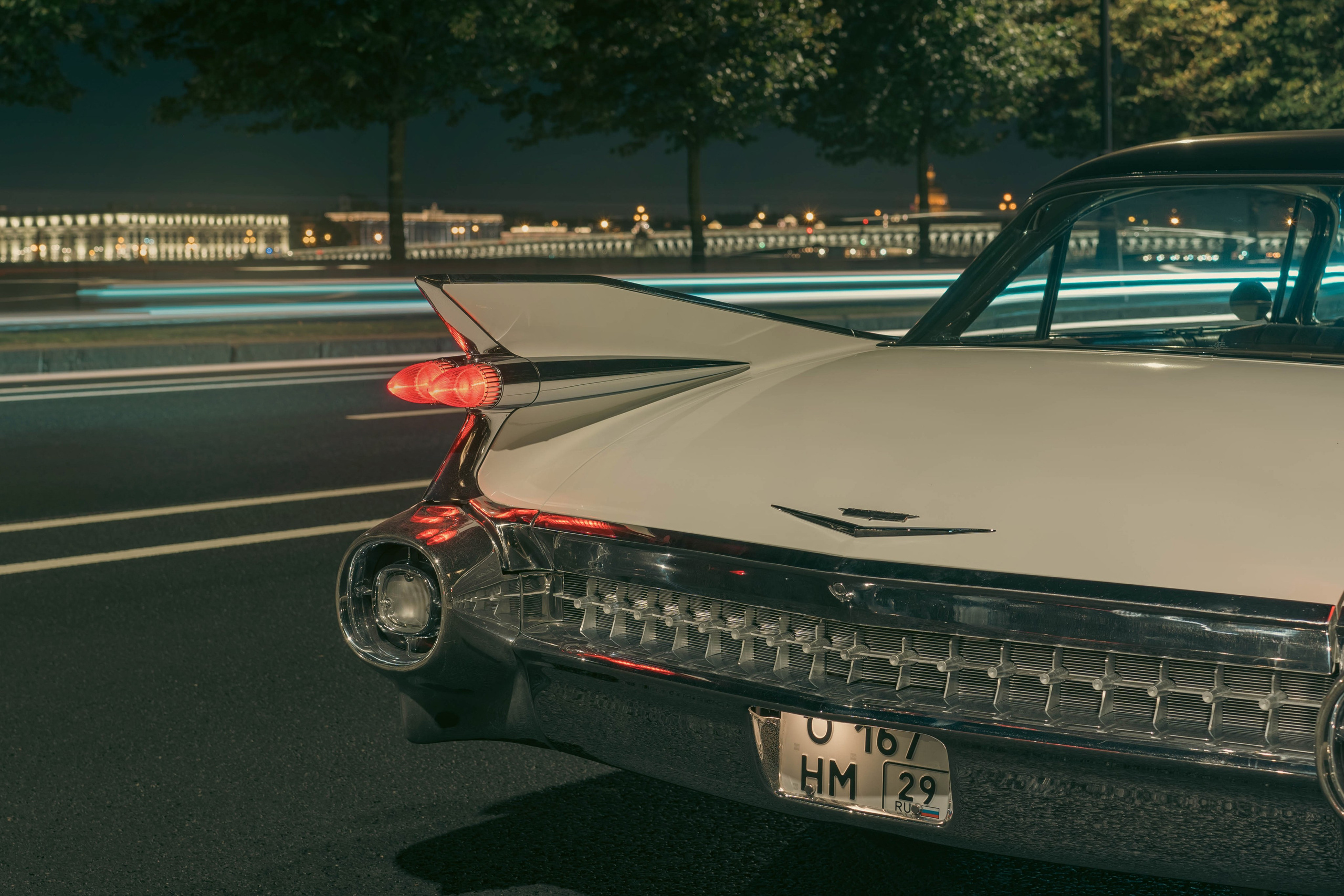 Монументальная архитектура подчеркнет масштаб и величие автомобиля. Свет от уличных фонарей будет выхватывать из темноты хромированные детали.· Маленькие мосты и арочные проезды (например, у Летнего сада): Кадр, где машина появляется из-под темной арки, окутанная паром от дыхания, — чистое кино.