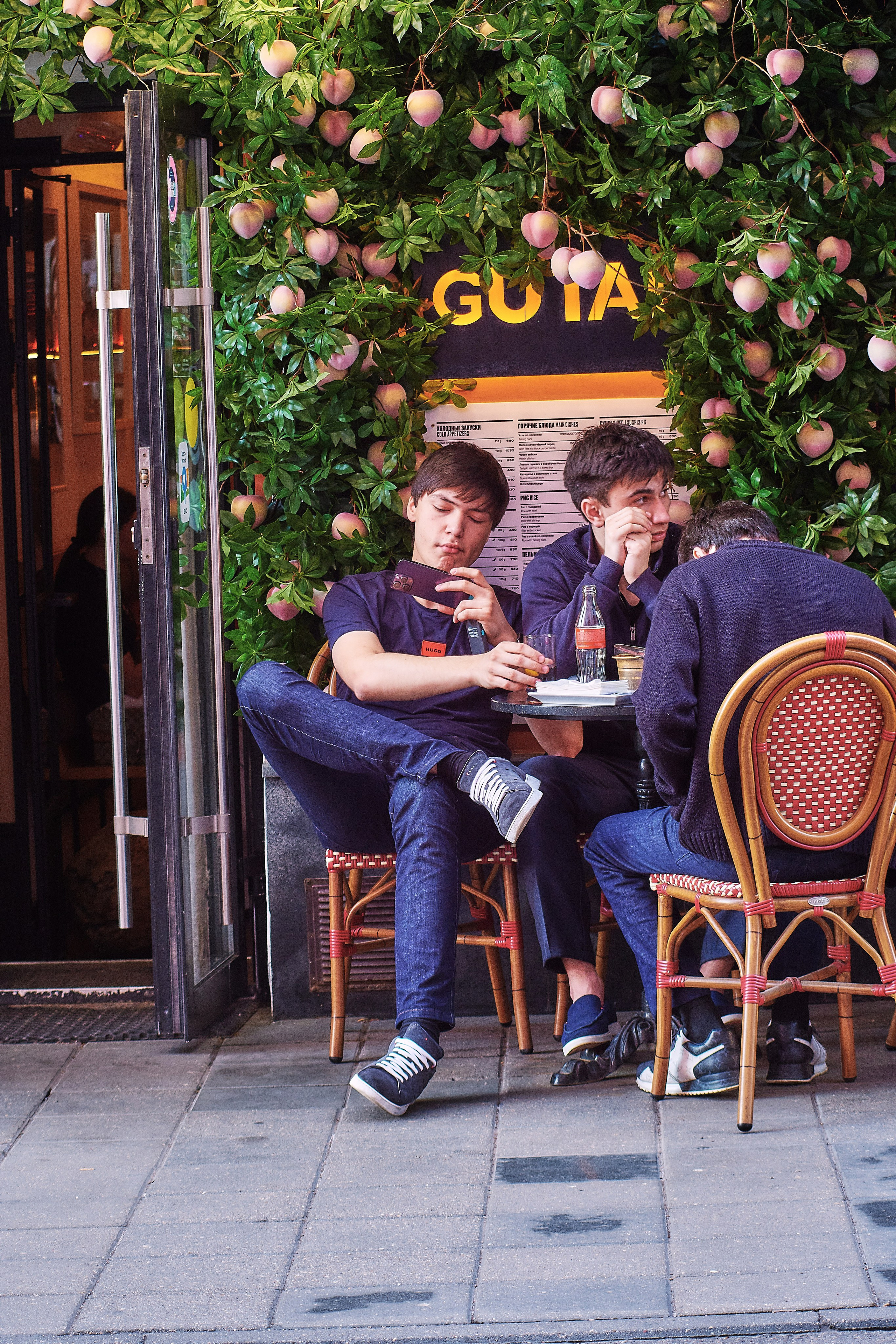 Молодые люди за столиком террасы кафе "Gutai"