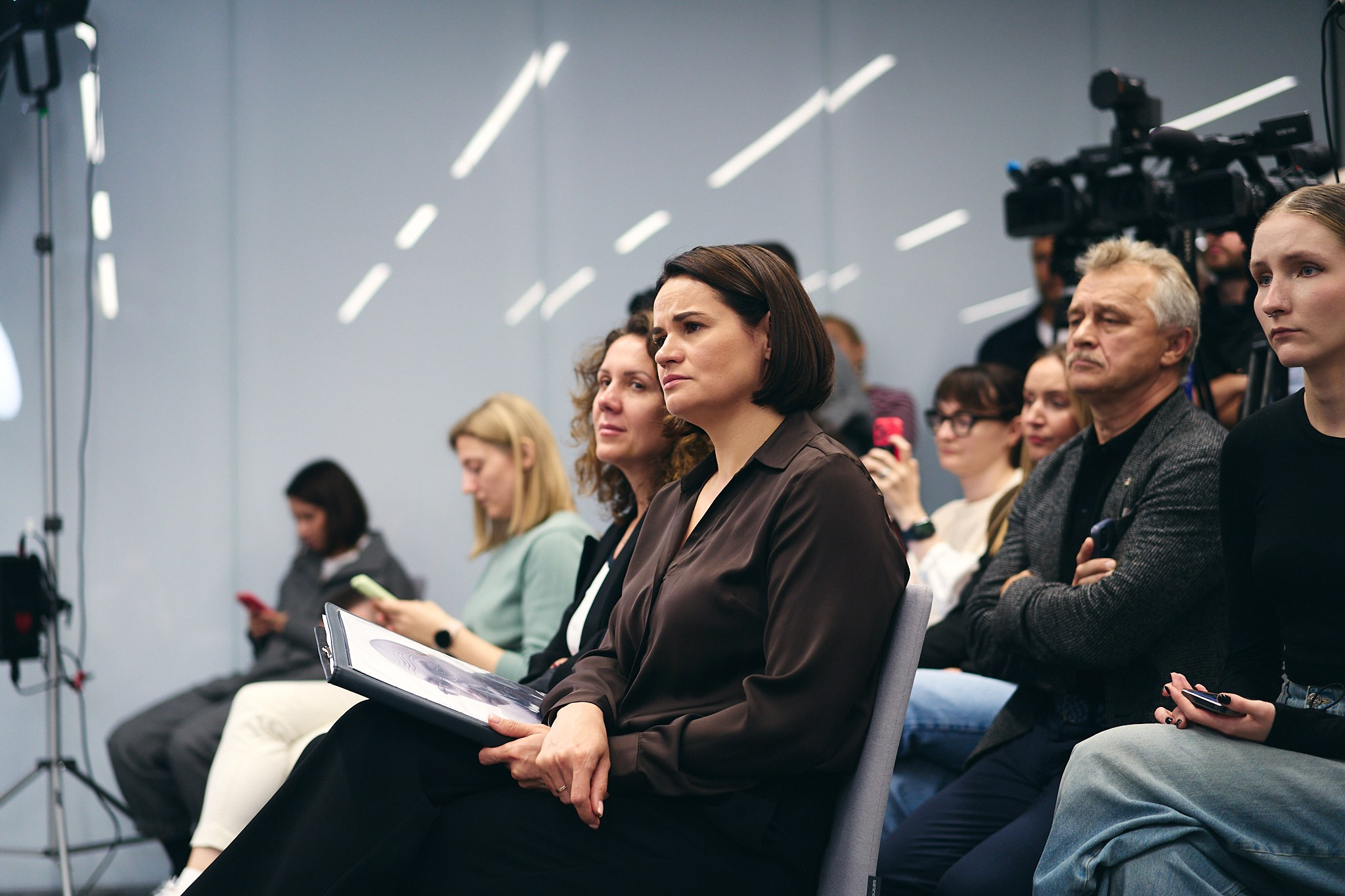 Press conference with Sviatlana Tsikhanouskaya and released political prisoners. Photographer in Vilnius