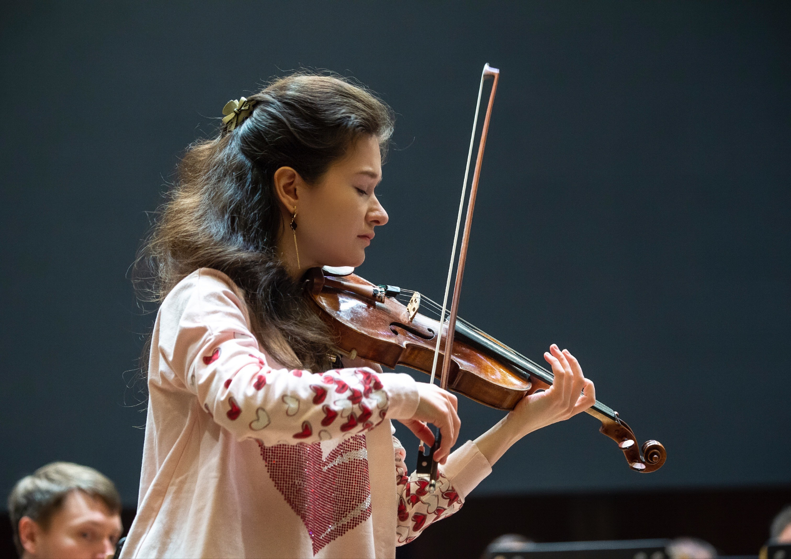 На сцене. Скрипачка Анна Савкина