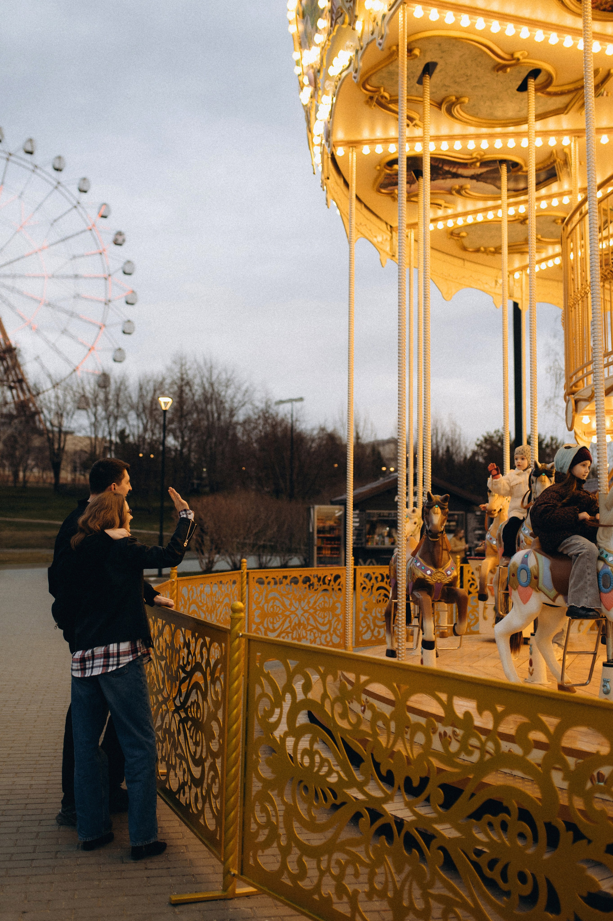 ВЕСЕННЯ ПРОГУЛКА НА НАБЕРЕЖНОЙ. Семейный фотограф в Новосибирске Женя Индрикова