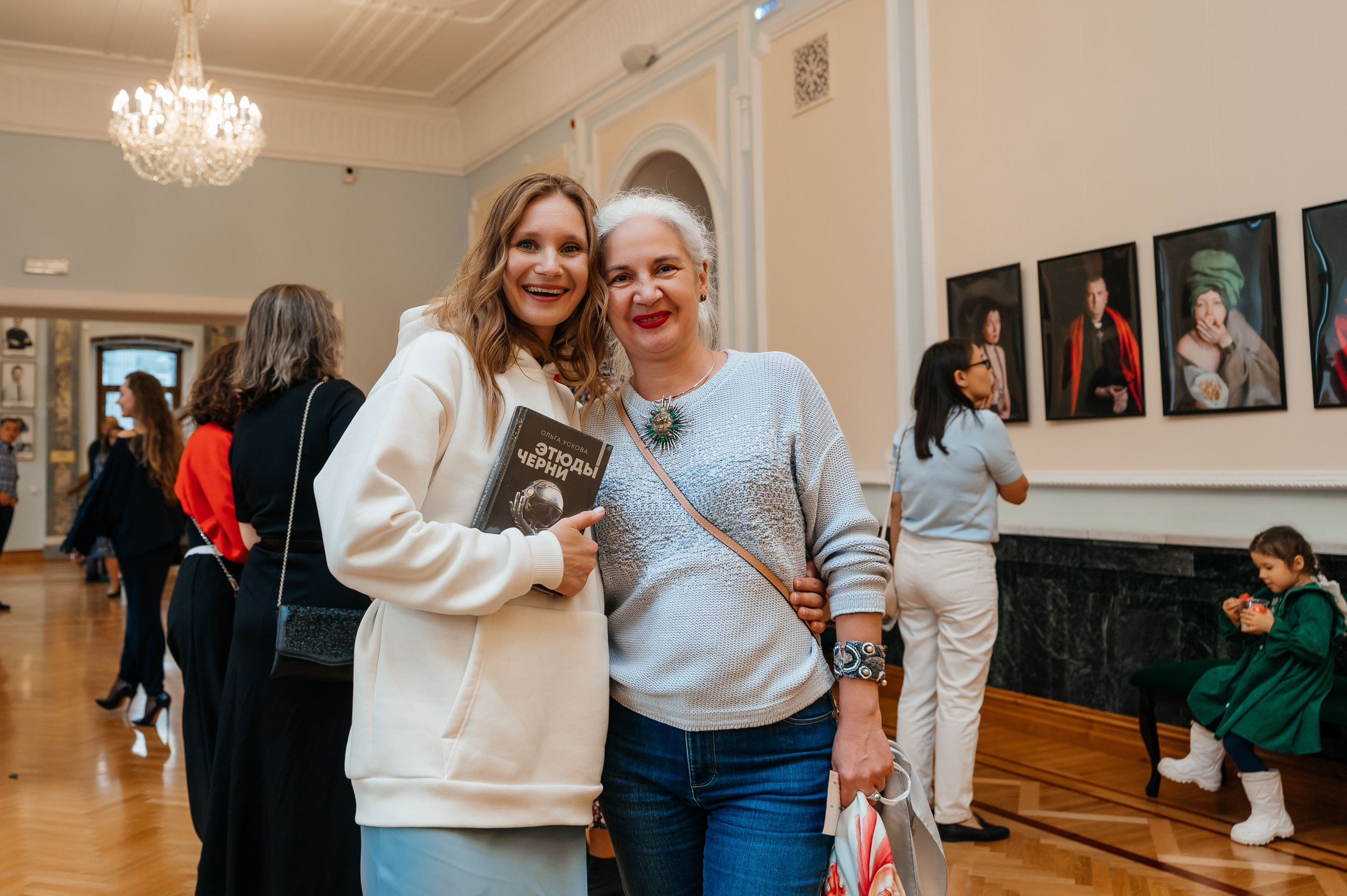 Открытие выставки Кати Васильевой в Молодежном театре. Wedding and family photographer USA
