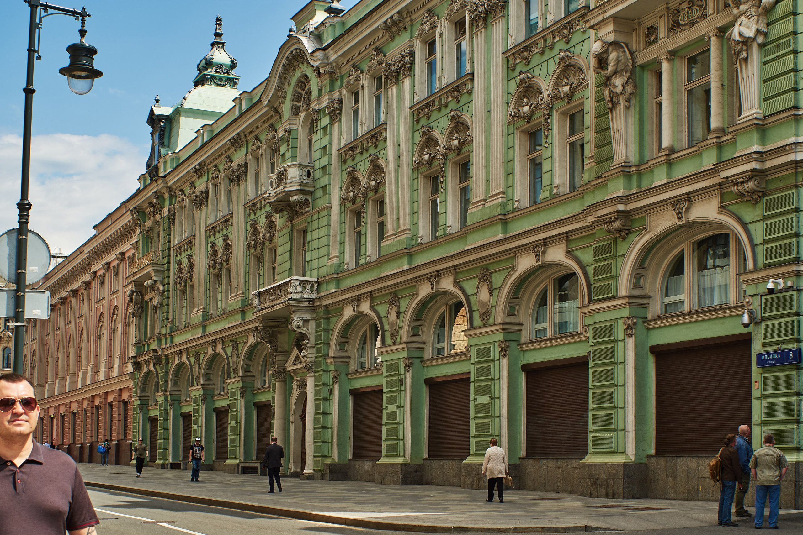 Человек на фоне красивого здания