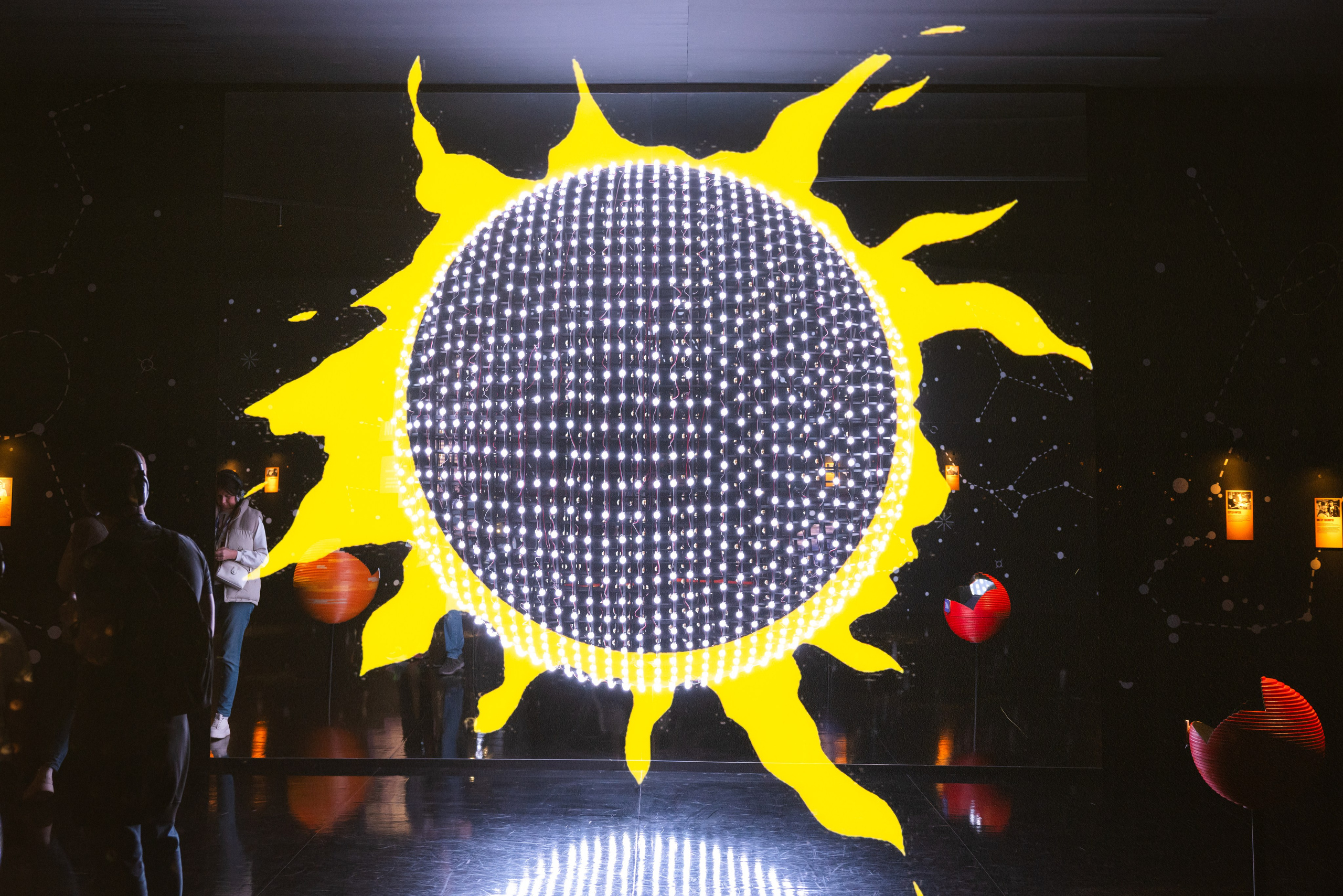 Выставка-байопик «Виктор Цой. Легенда» (10 октября 2025). Репортажный фотограф Алексей Пирязев