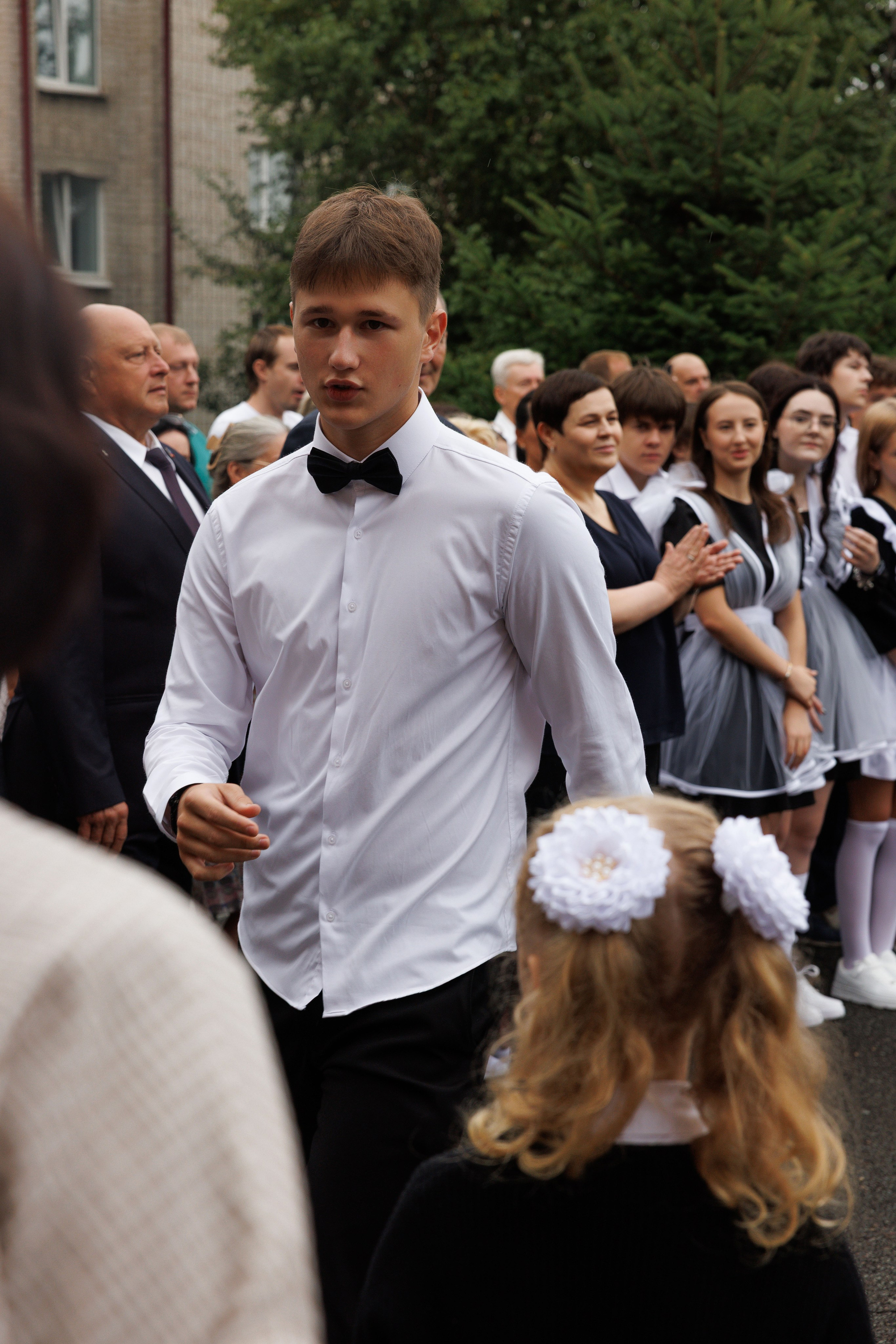 Линейка 11 клас Гимназия Артём. Photoalbum-vl.ru