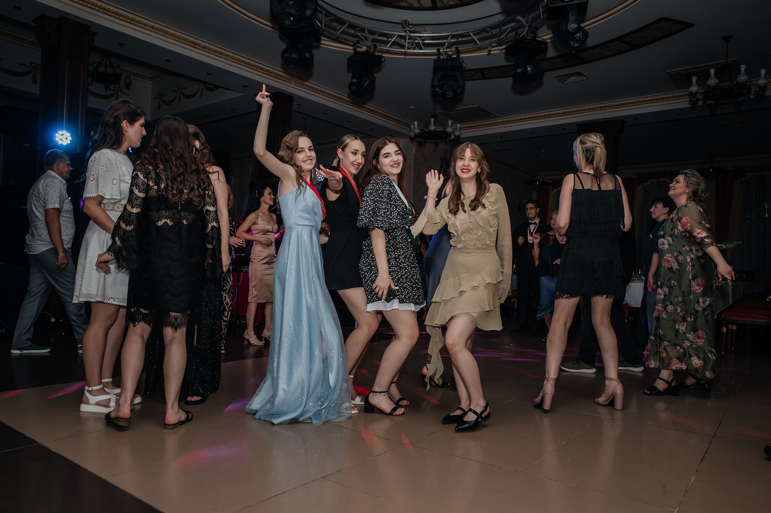 Выпускной 11 класс. Фотограф Любава Колесник. Выпускные альбомы в Крымском районе