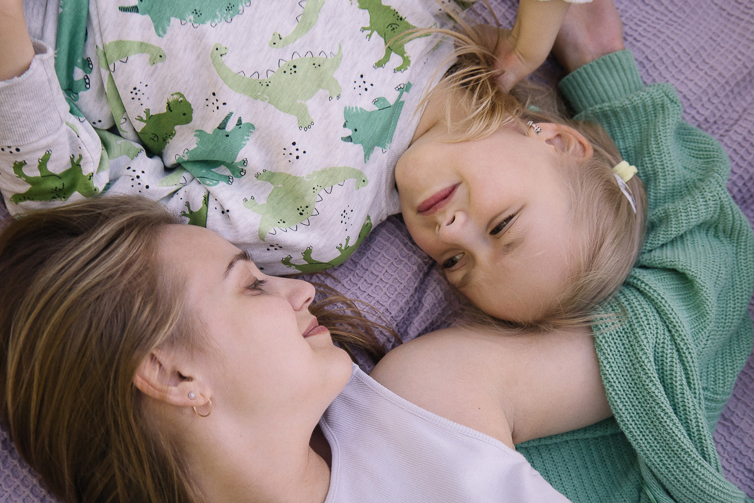 Семейная фотосессия с велосипедом в цветущих яблонях. Семейный фотограф в Томске Максимова Екатерина