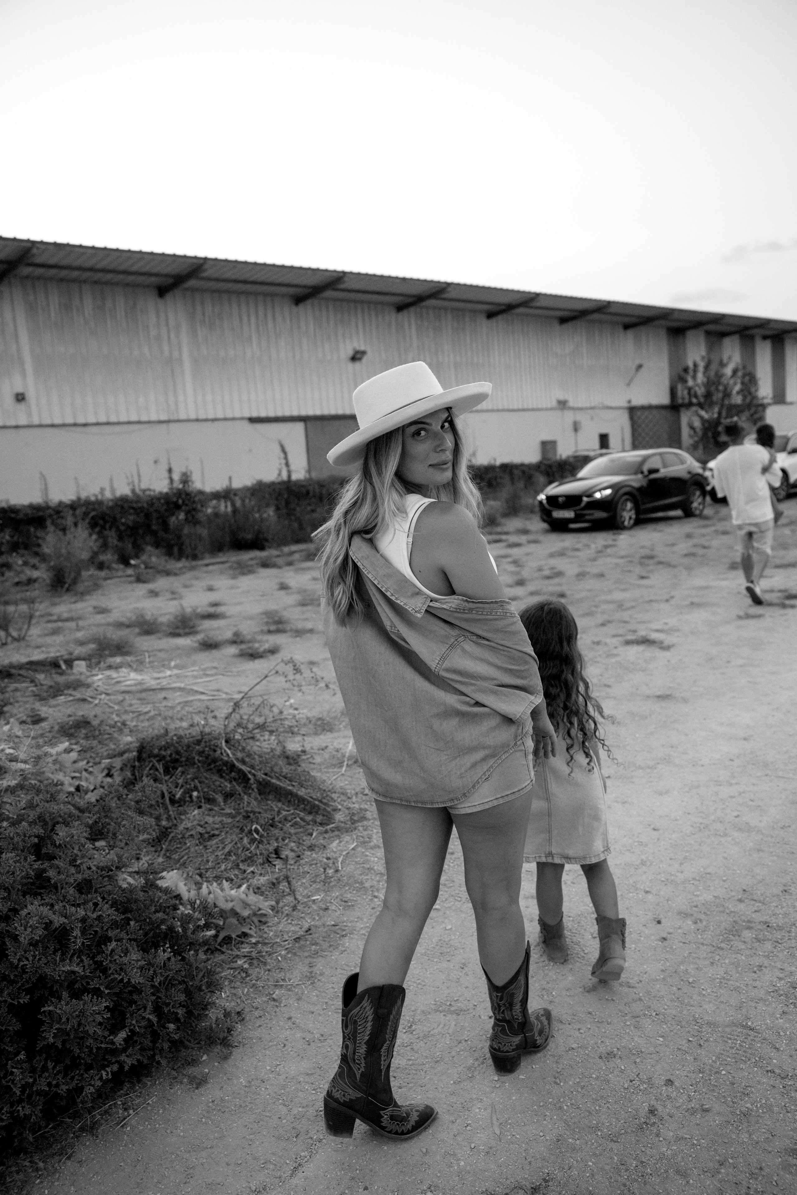 Pregnancy photoshoot at the horse farm. Главная