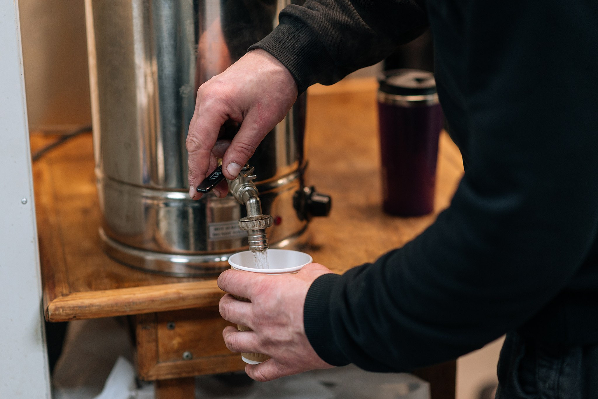 Выдача подарков в Пункте обогрева и Ночном приюте. Репортажный фотограф в Санкт-Петербурге Анастасия Клёпова