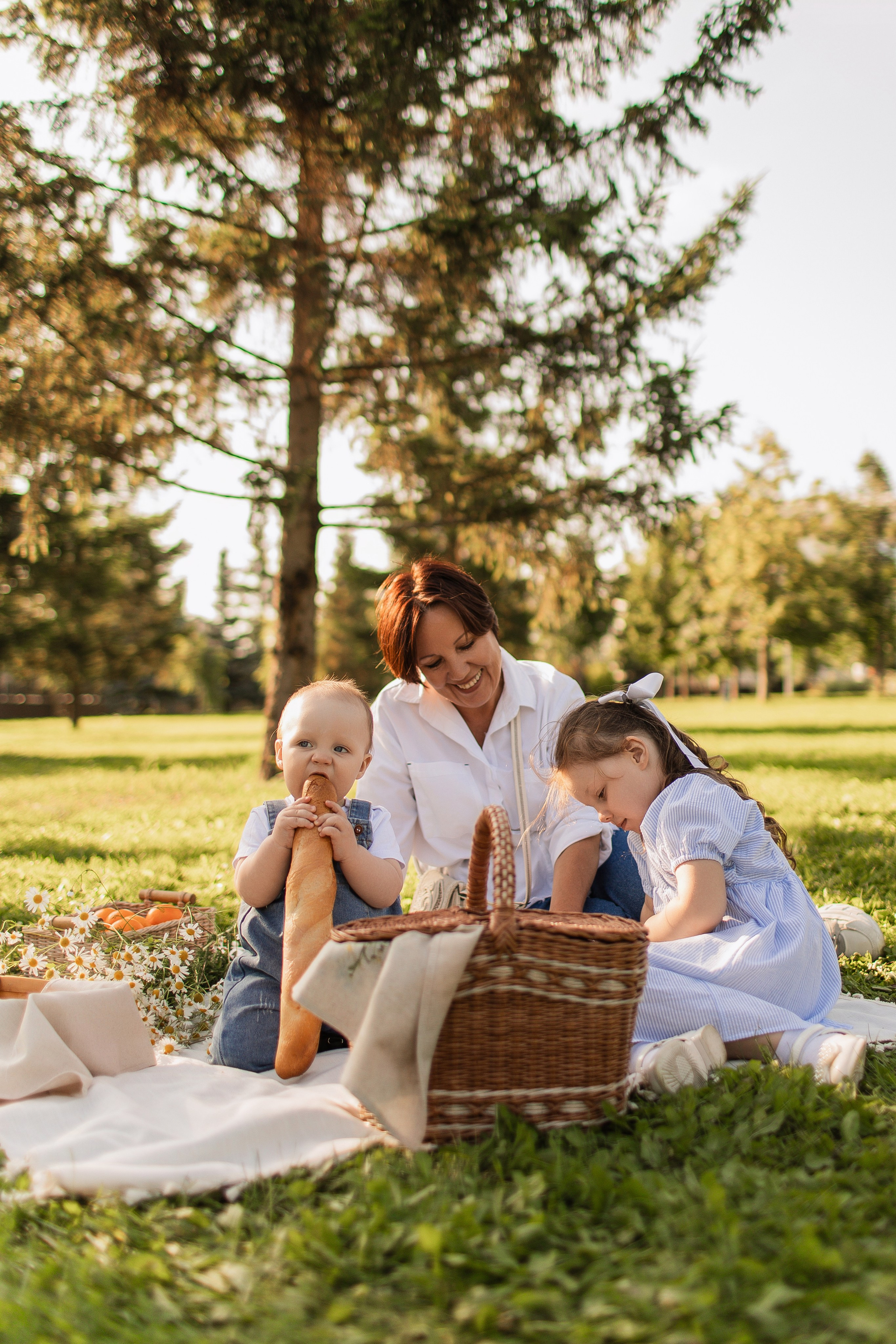 Летний день в парке. Семейная съемка — это красивый способ признаться своей семье в любви