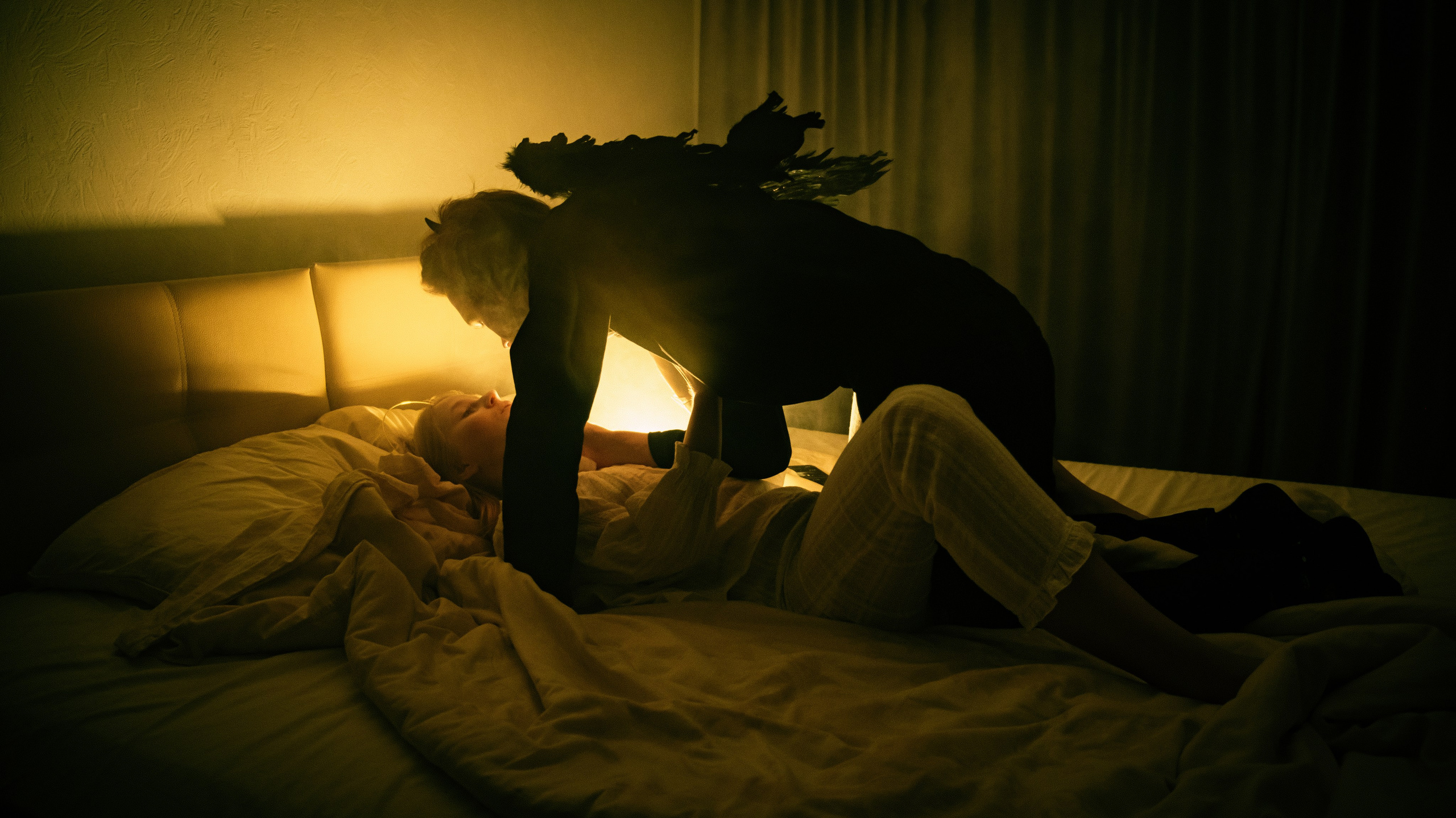 Coppia di ripresa. Fotografo a Mosca con un’atmosfera notturna di foto