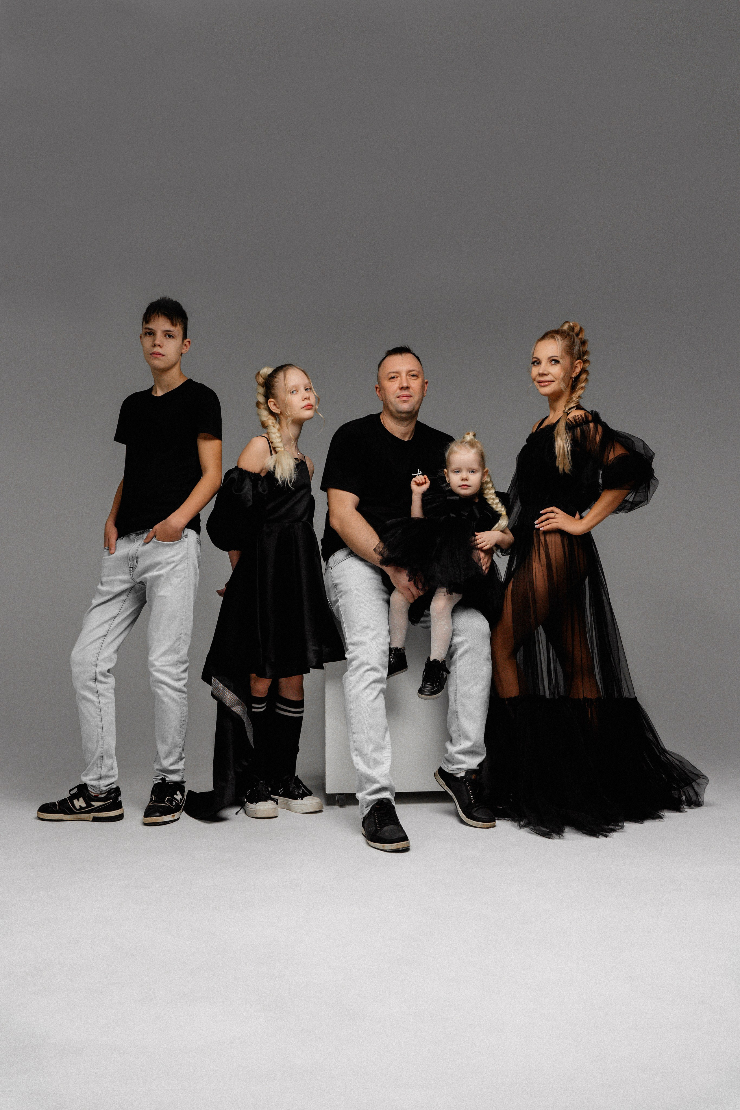 Магия семейных кадров в уютной студии. Ваш семейный фотограф в Минске — Вика Трегубова