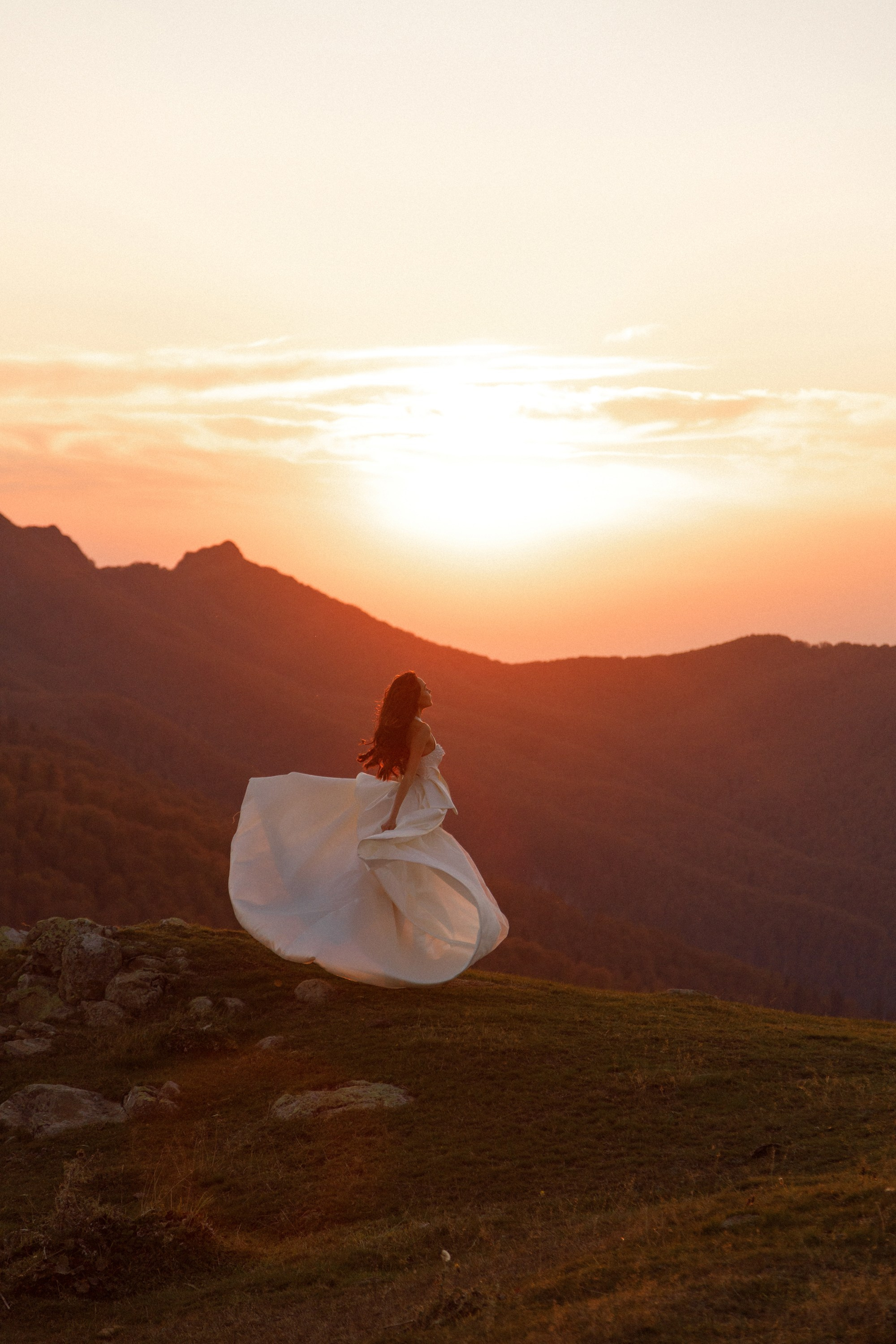 Свадьба в горах на закате