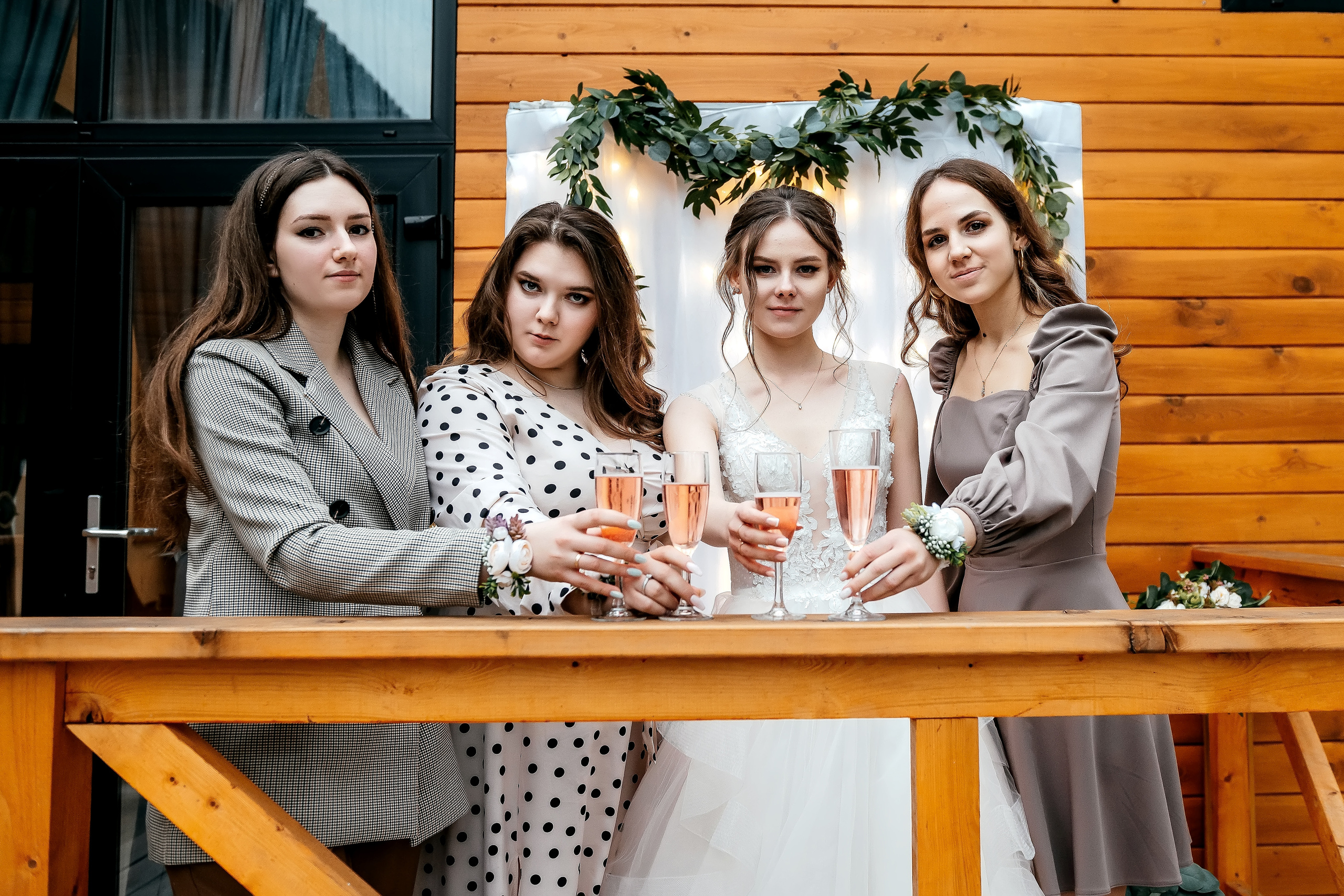 Свадебная лав стори в фотостудии Лофт 18. ЗАГС Королева и вечер в Усадьбе Гребнево. Свадебный и семейный фотограф Виктория Носачёва. Щелково, Москва и МО