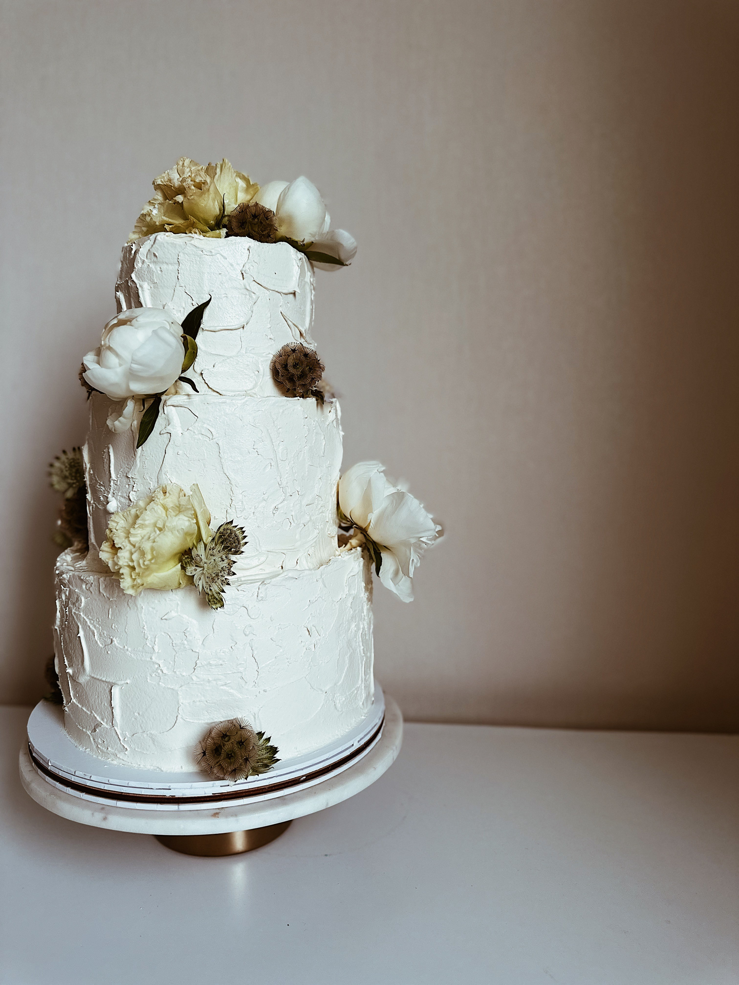 Торт с живыми цветами. Арт-кондитер в Москве Маша Шафран