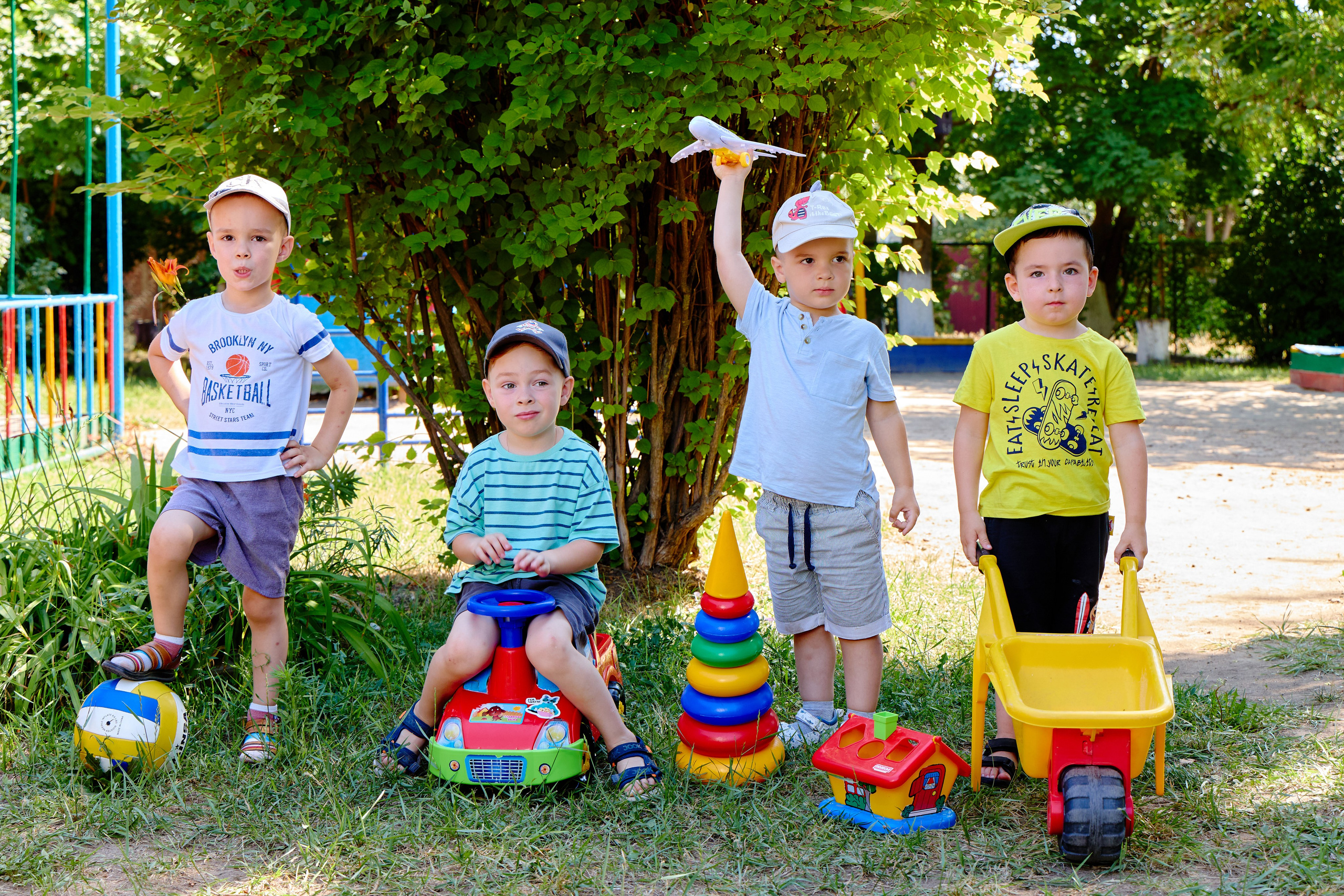 Пример летней съёмки в детском саду № 92 младшая группа Ромашки. Фотограф Выпускные альбомы Таганрог Сергей Коробченко