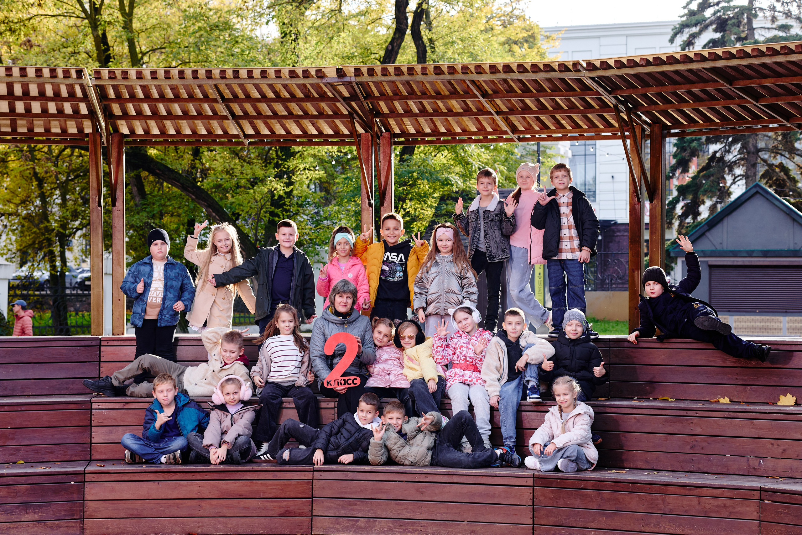 Прогулка в парке классом. Фотограф Выпускные альбомы Таганрог Сергей Коробченко