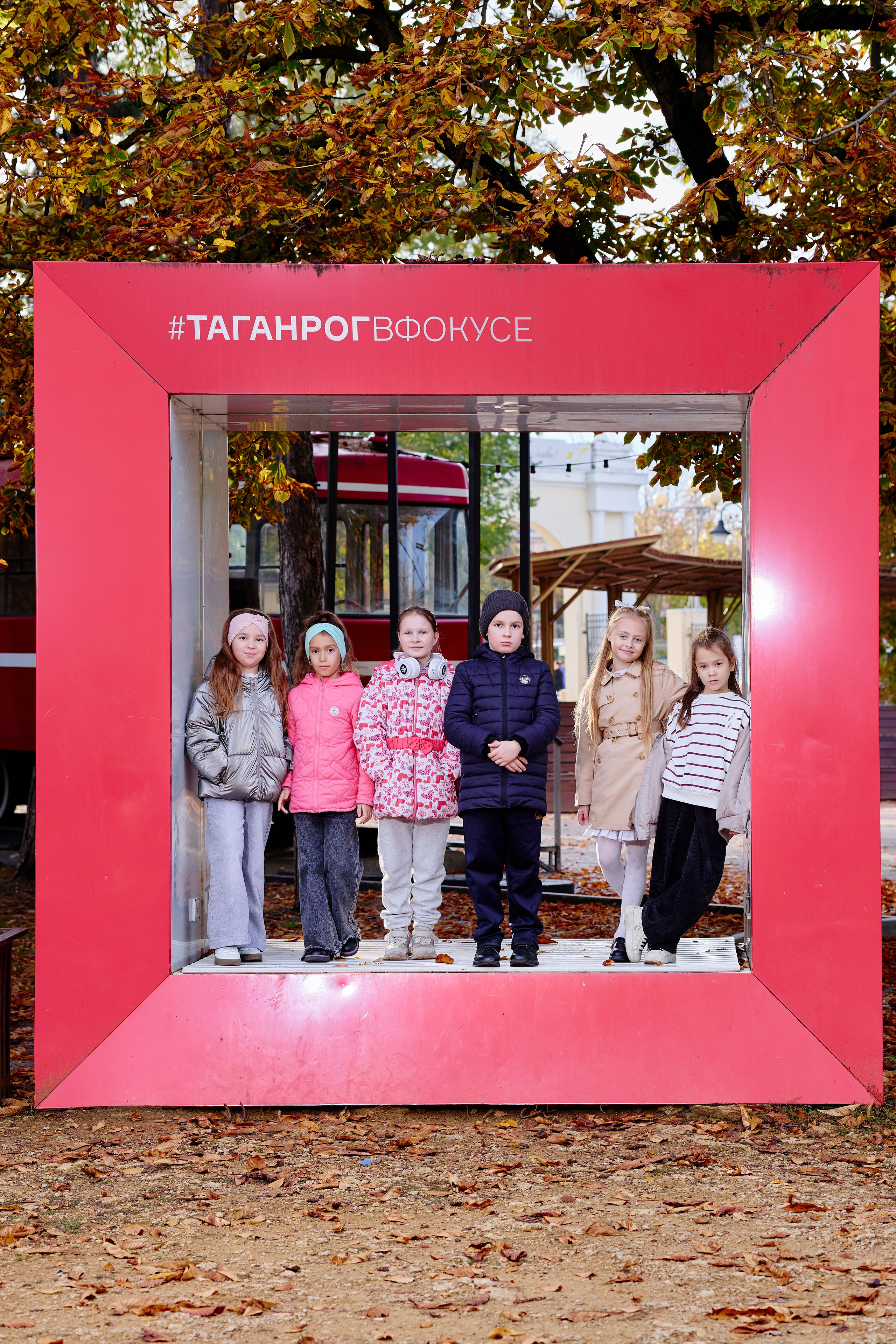 Прогулка в парке классом. Фотограф Выпускные альбомы Таганрог Сергей Коробченко