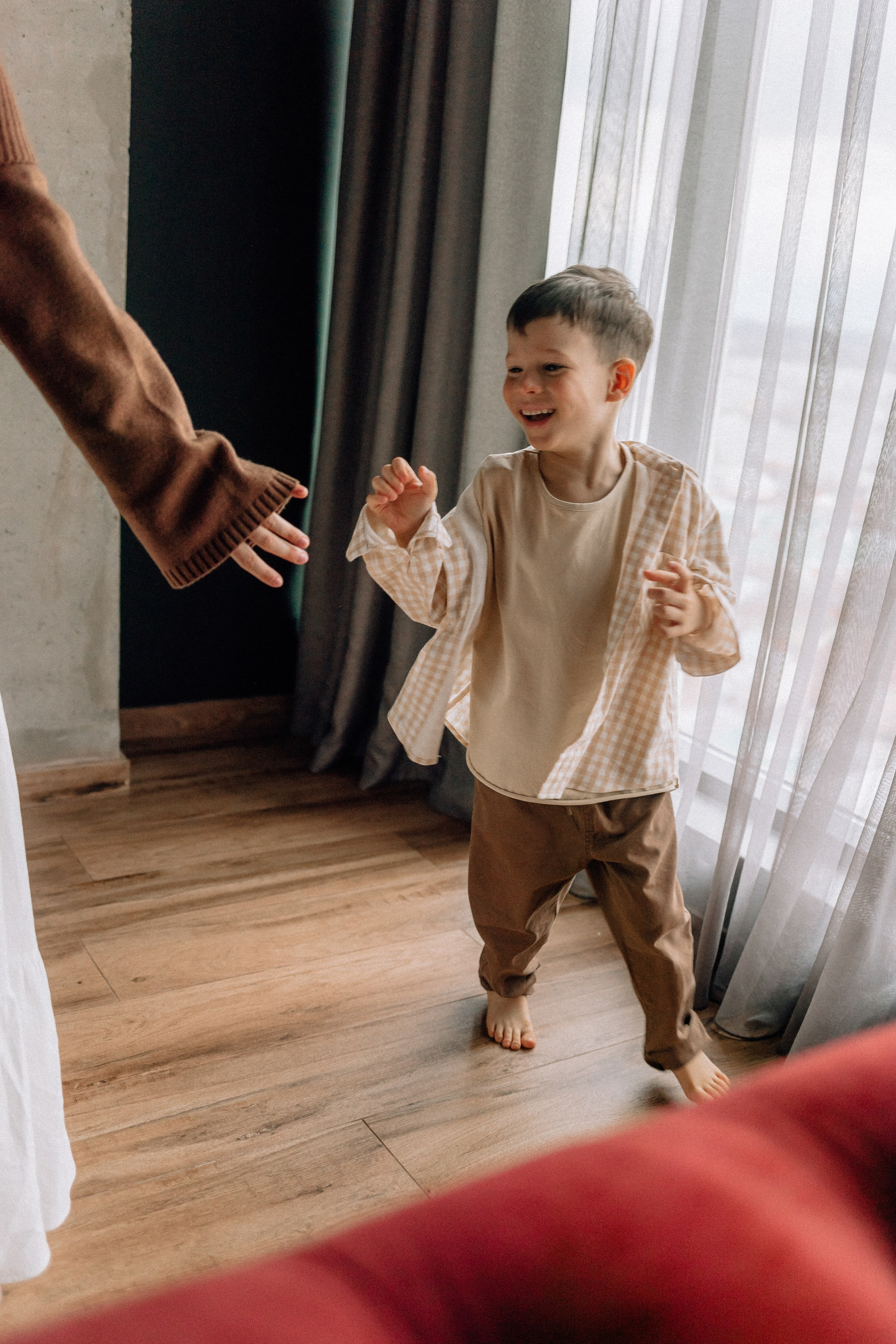 Звонко смеялись