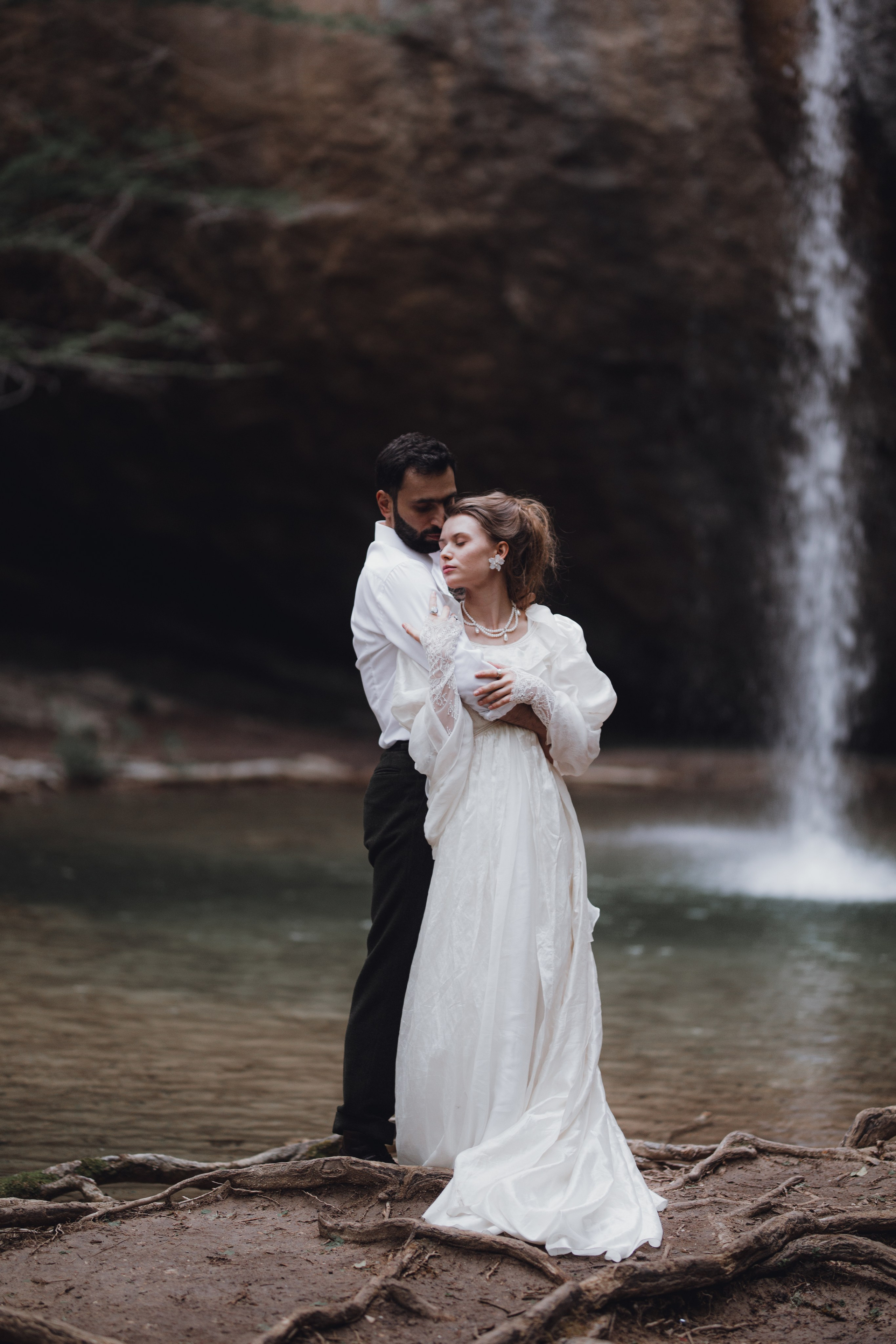 Свадебная фотосессия у водопада. Фотограф Анастасия Залевская