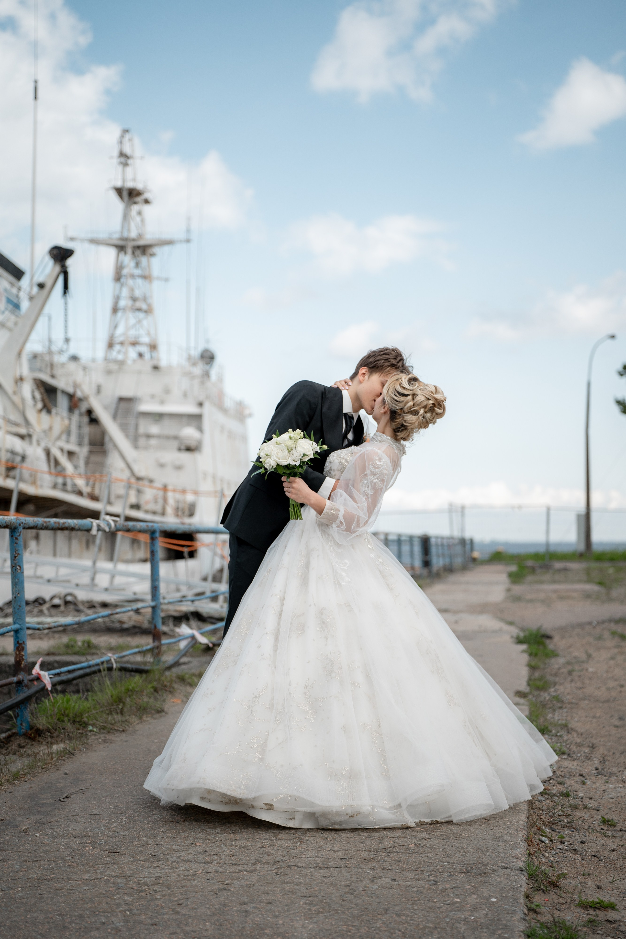 Свадебная фотосессия на пристани в Ломоносове на фоне корабля