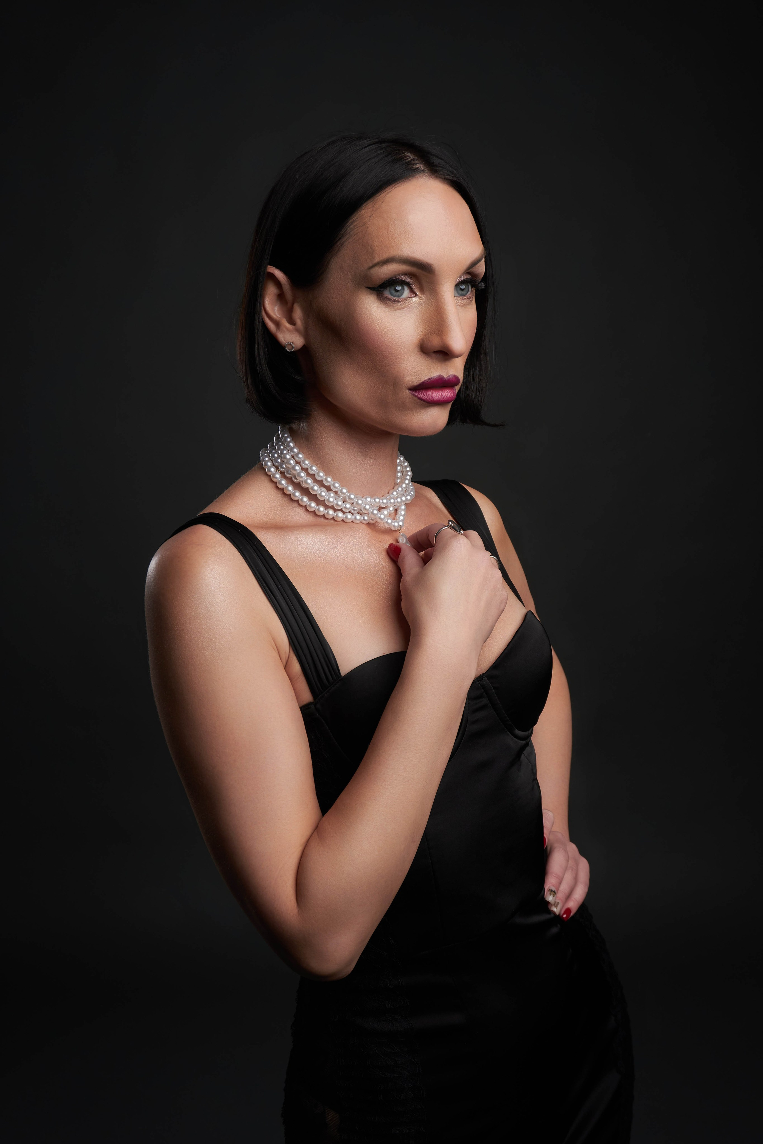  Поясной портрет сексуальной женщины в черном платье