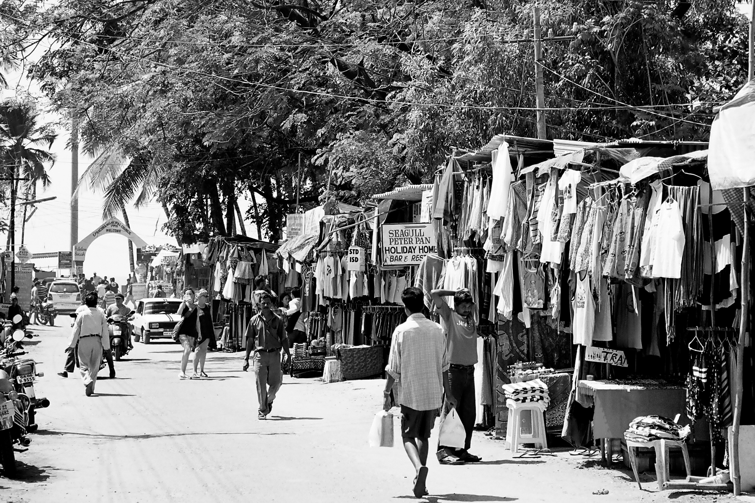 Через рынок проходим на пляж