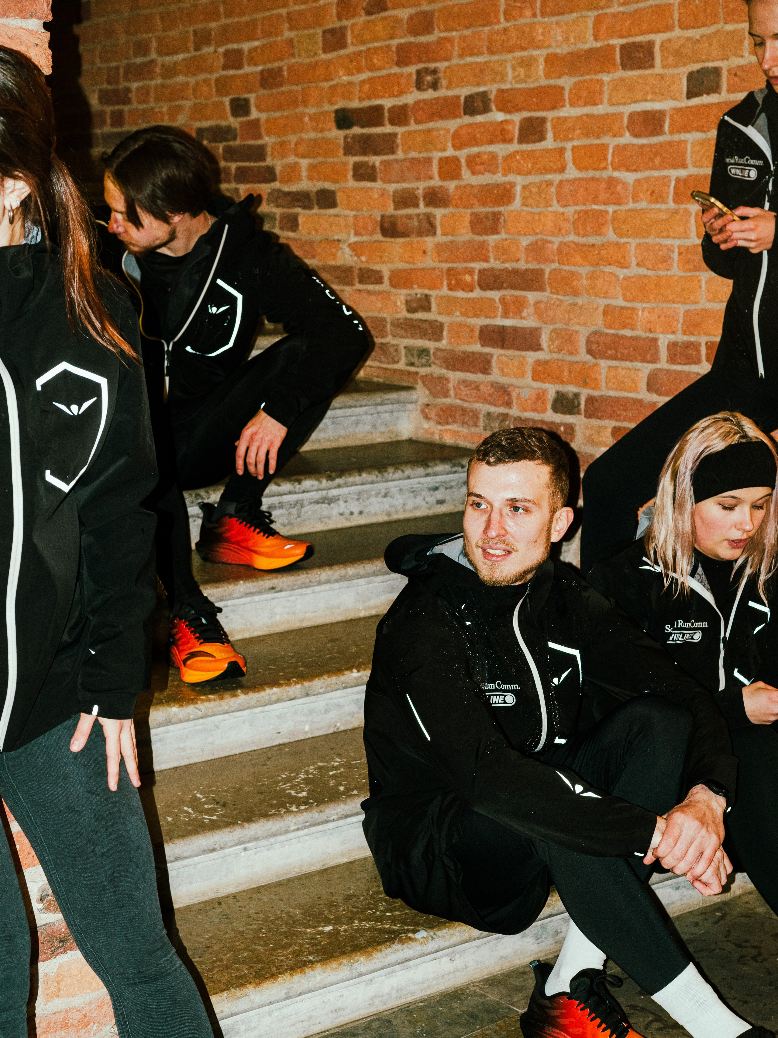 Social Run Community x Anta. Зимняя городская новогодняя фотосессия спортивной одежды от бегового клуба social run community. Портретный и репортажный фотограф в Санкт-Петербурге Смоляков Максим