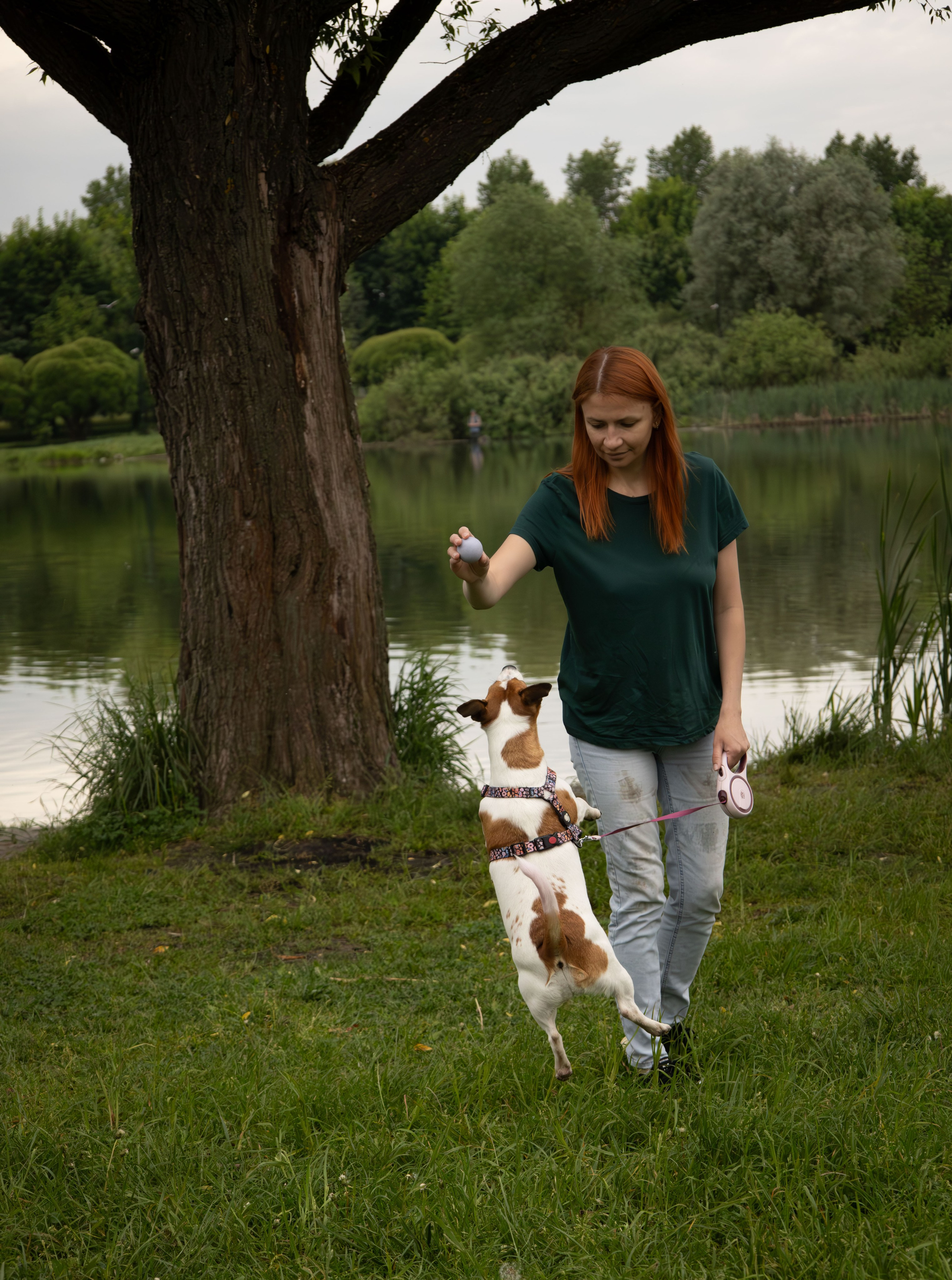 Моя маленькая спутница: Банни и Настя в Южнобутовском парке. Фотограф-анималист в Москве Екатерина Тихонова