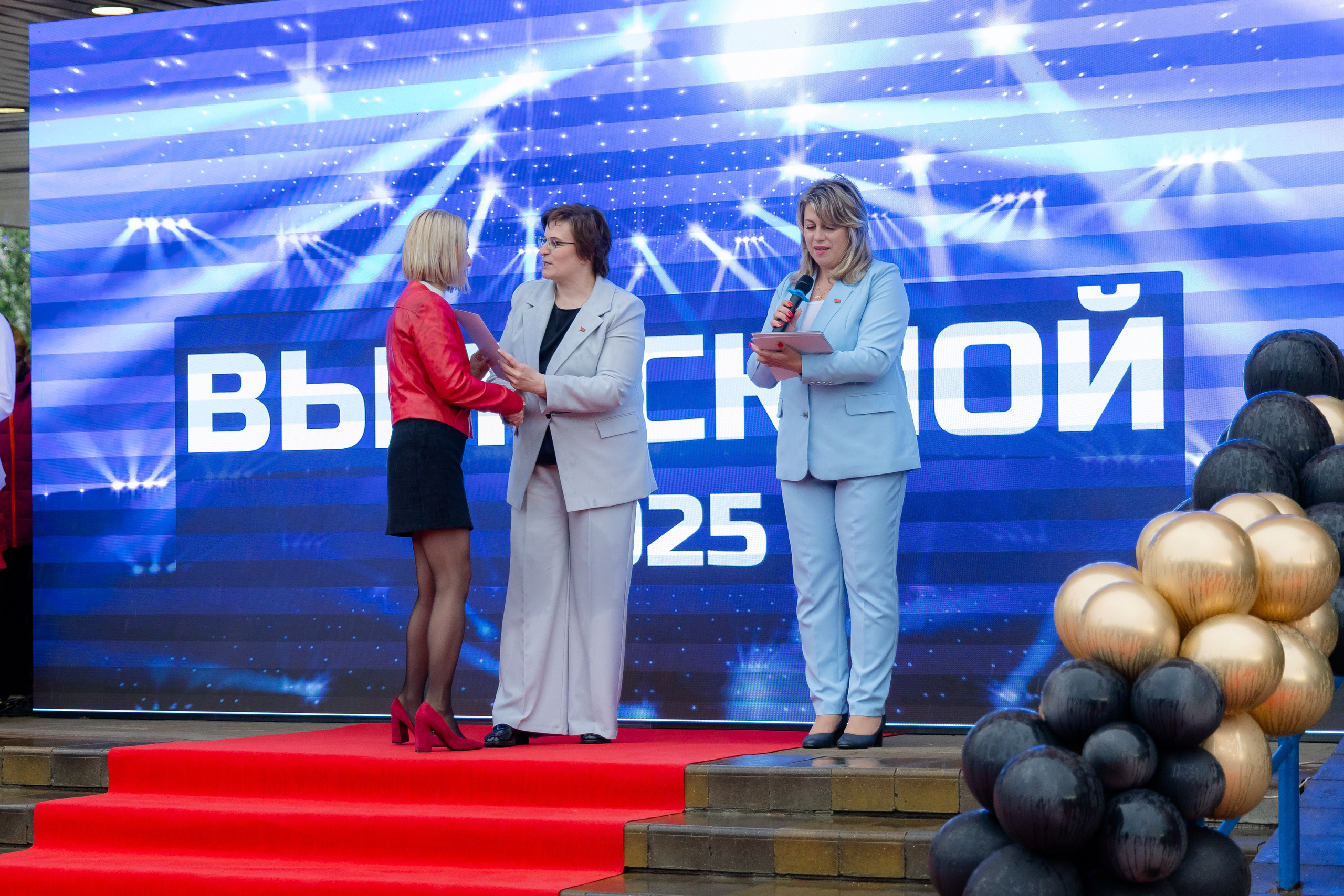 Школьный выпускной 2025 год в Минске, Беларуси. Свадебный фотограф в Минске/Беларуси Сергей Спиридонов