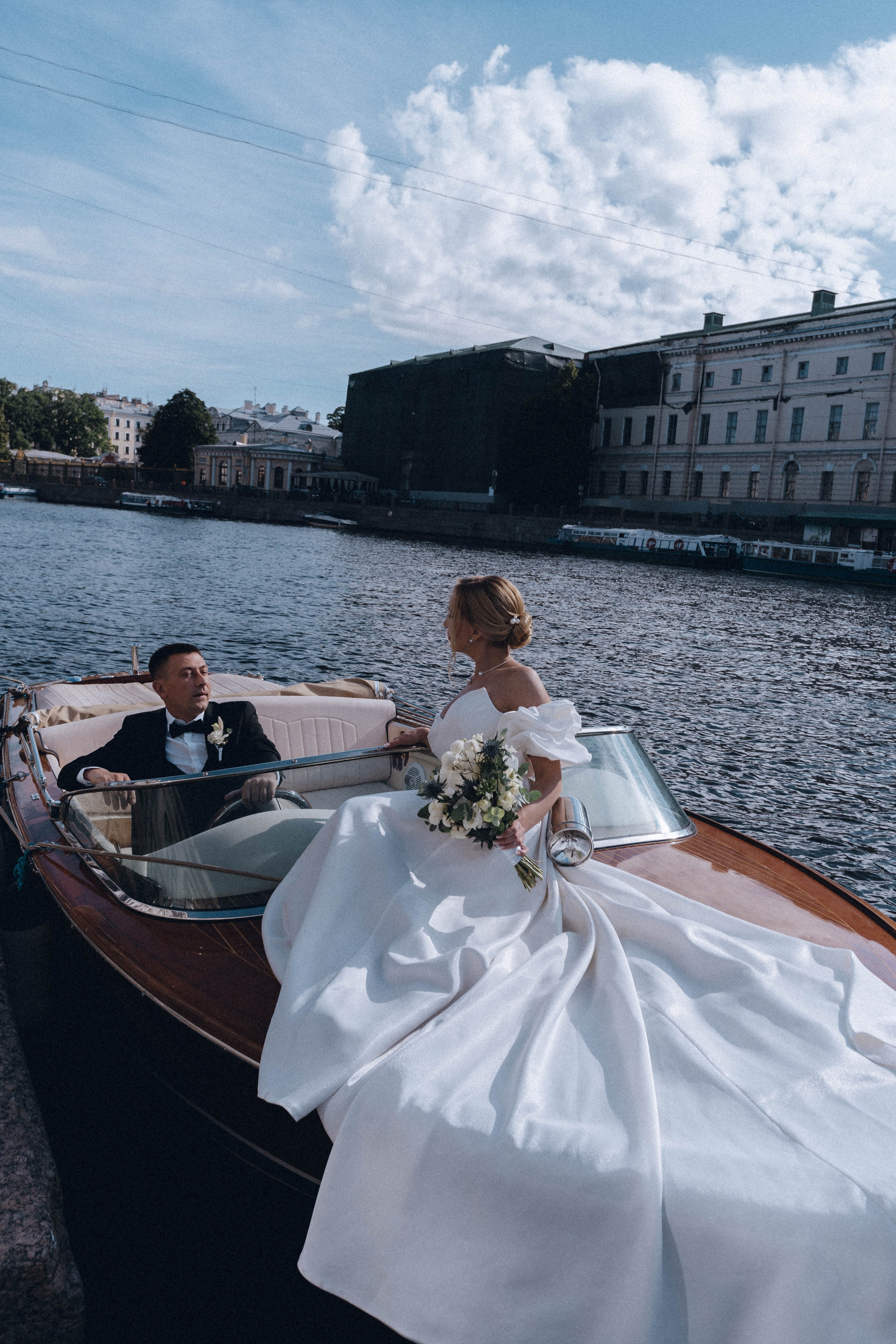 СВАДЕНБНАЯ СЬЕМКА НА КАТЕРЕ ПО КАНАЛАМ САНКТ-ПЕТЕРБУРГА И В АКВАТОРИИ НЕВЫ. Профессиональный фотограф, Санкт-Петербург — Виктория Богомолова