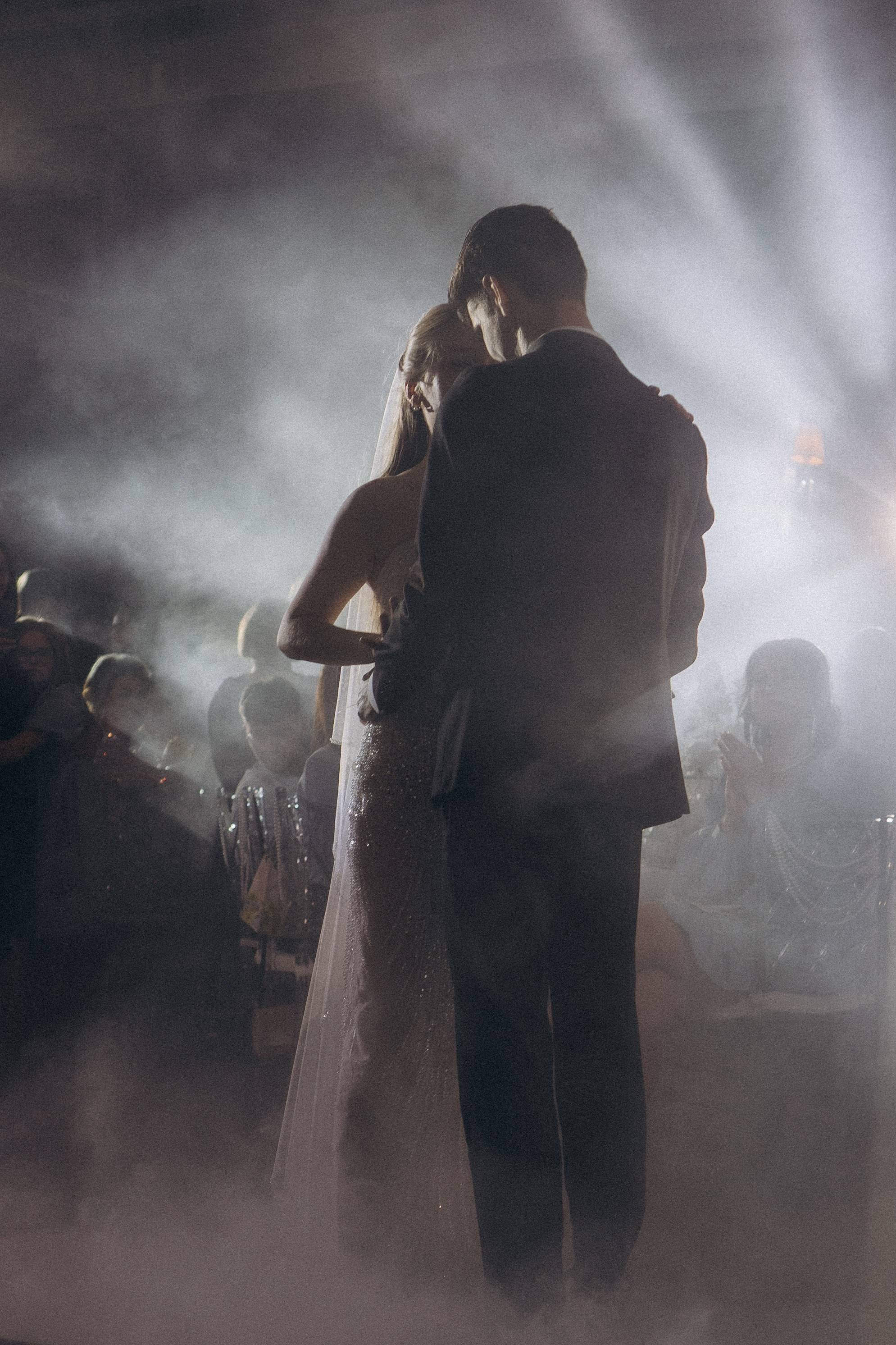 ПЕРВЫЙ ТАНЕЦ МОЛОДЫХ НА БАНКЕТЕ. ТРОГАТЕЛЬНЫЙ МОМЕНТ (СНЯТО В СИБИРЕ В НИЖНЕВАРТОВСКЕ). Профессиональный фотограф, Санкт-Петербург — Виктория Богомолова