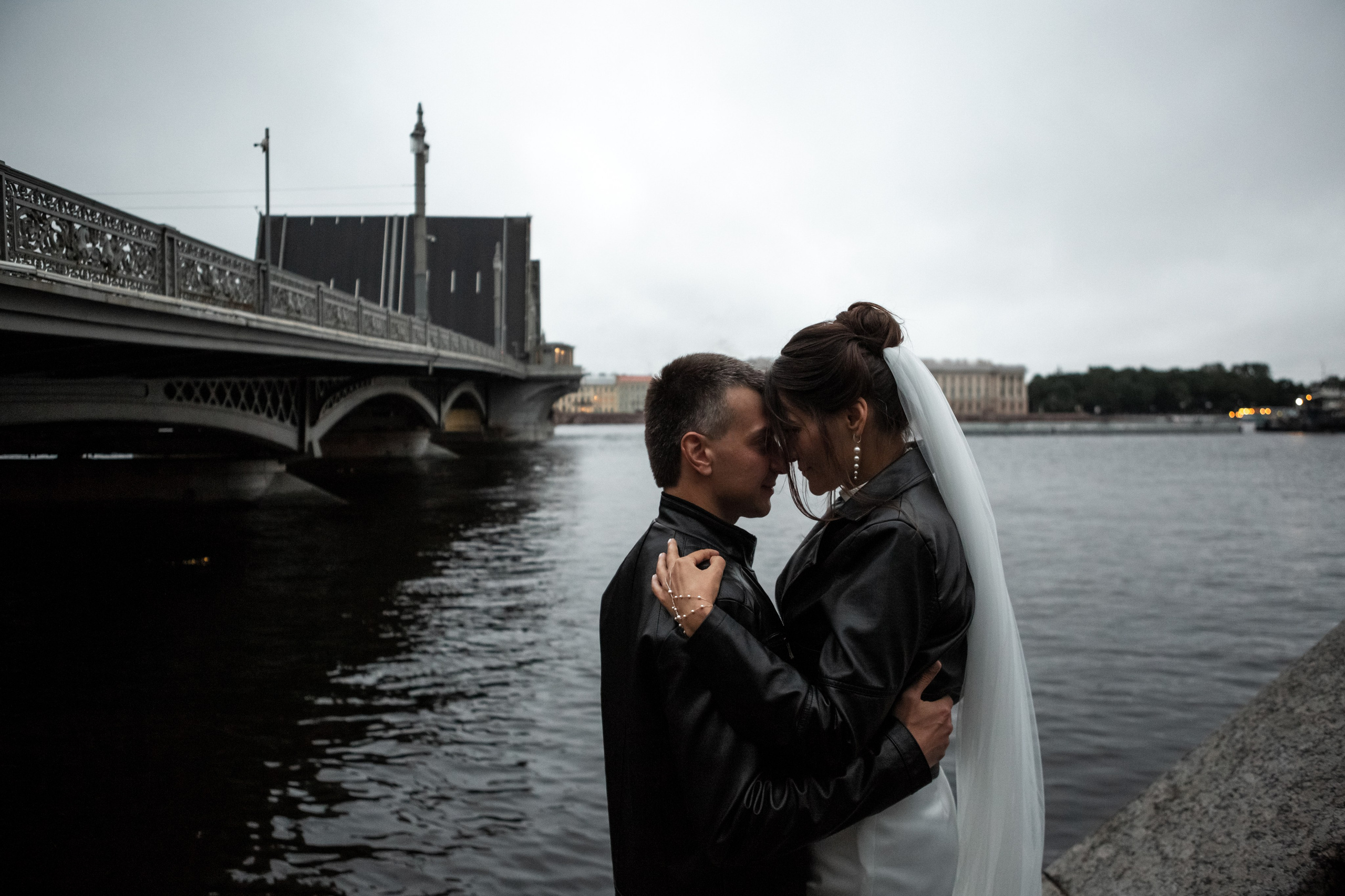 Свадебная фотопрогулка в ночном Петербурге