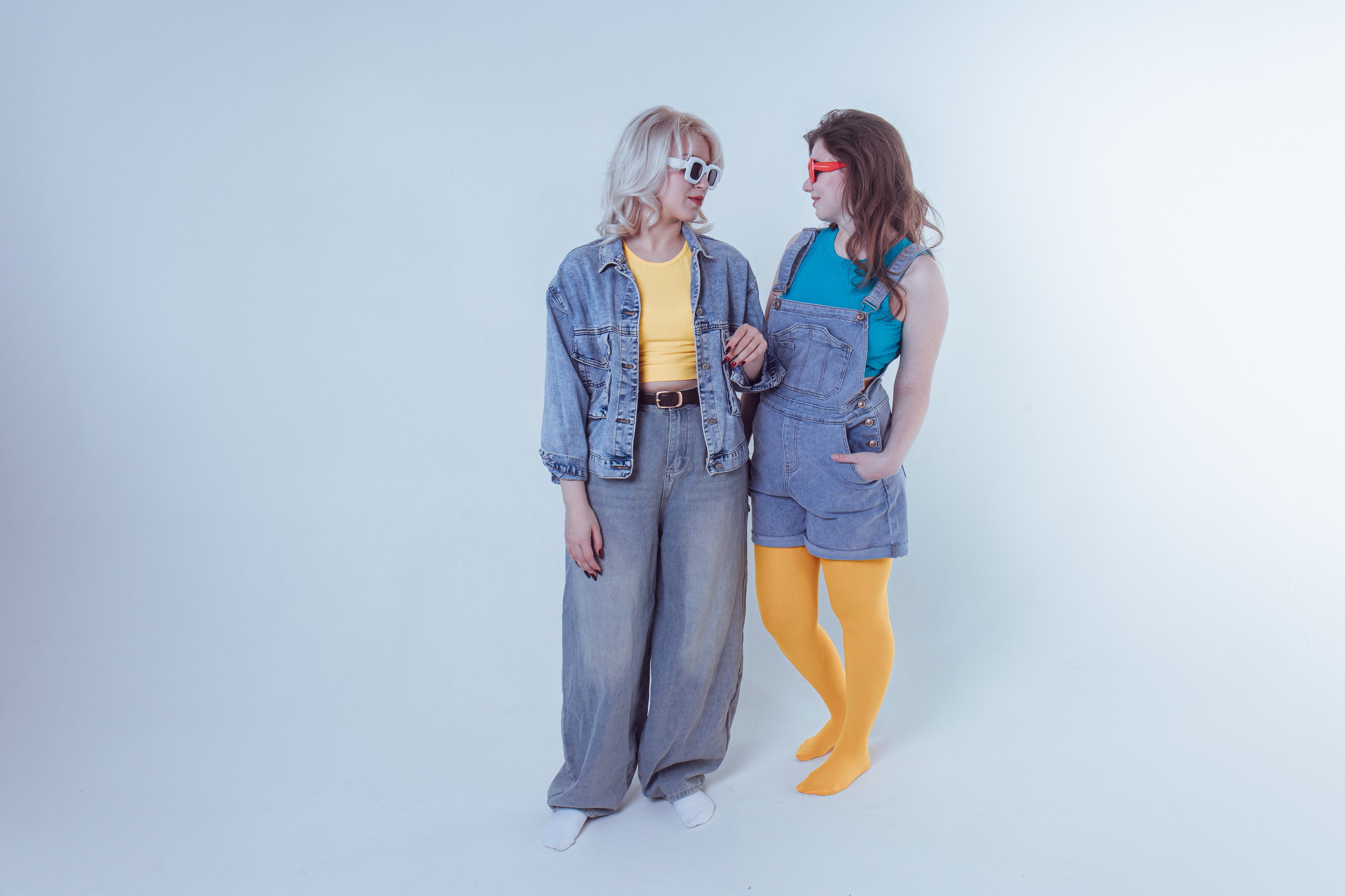 Джинсы порезаны Лето три полоски на кедах. Главная