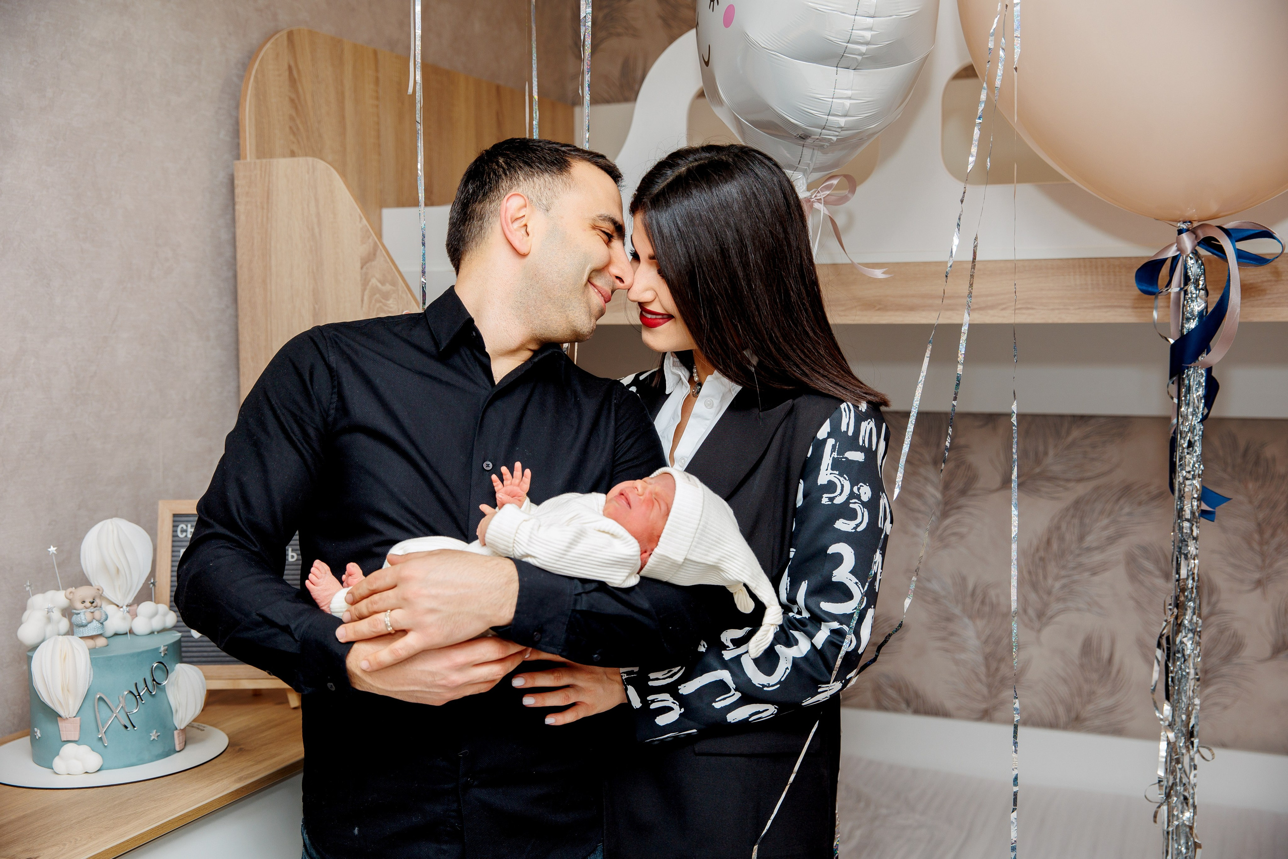 Поцелуй счастливых родителей над новорождённым малышом, Санкт-Петербург