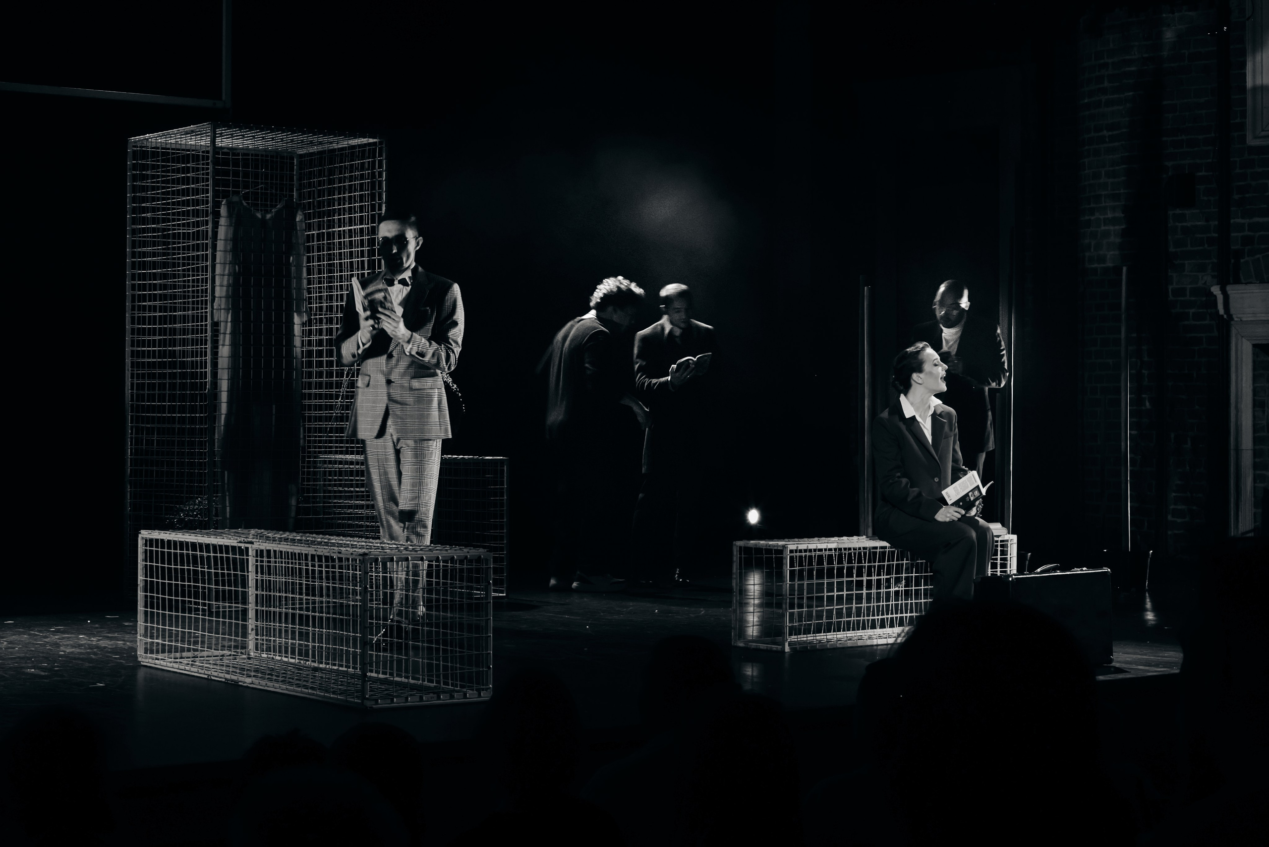 Спектакль «Дикарь» (серия — монохром), Театр «Сначала-Сначала театр». Наталья Алексеенко. Фотохудожник в Москве. Репортаж, портрет, стрит