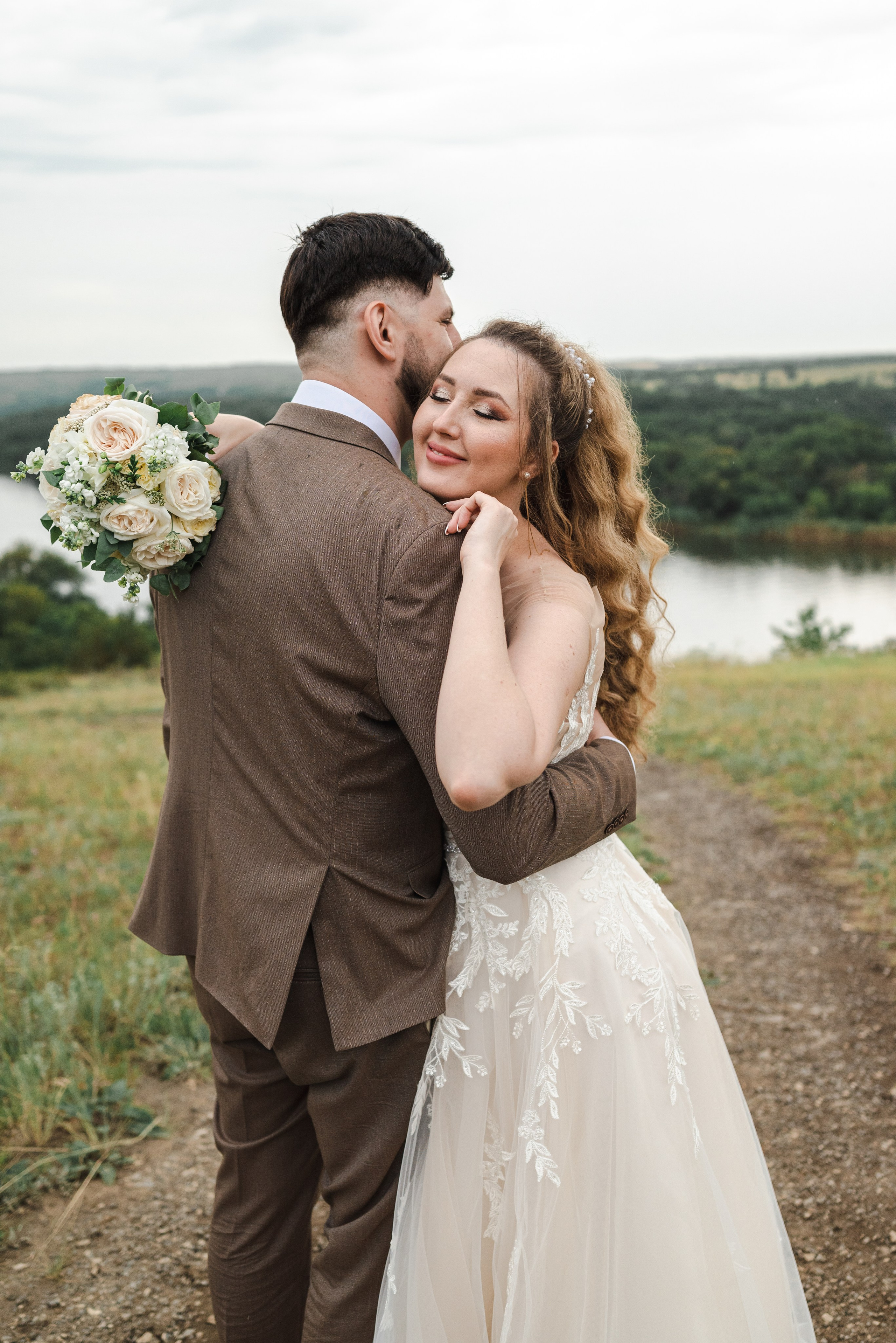 Свадебная фотосессия на природе, в парке Лога, Каменск-Шахтинский. Фотограф в Каменске-Шахтинском Ольга Сагал
