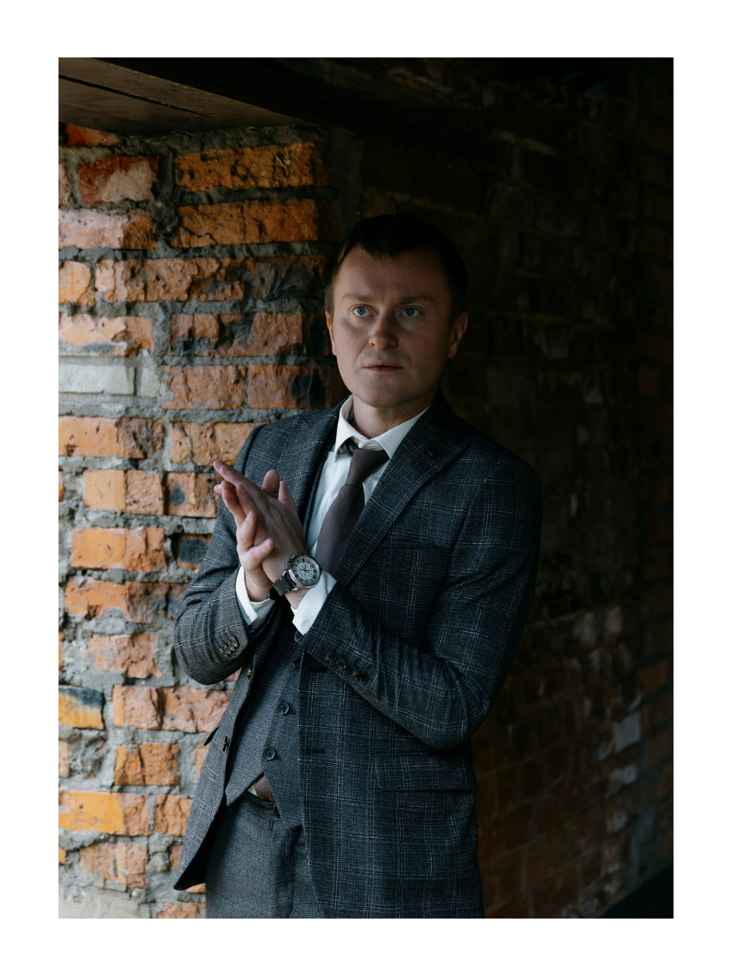 мужчина у кирпичной стены на улице