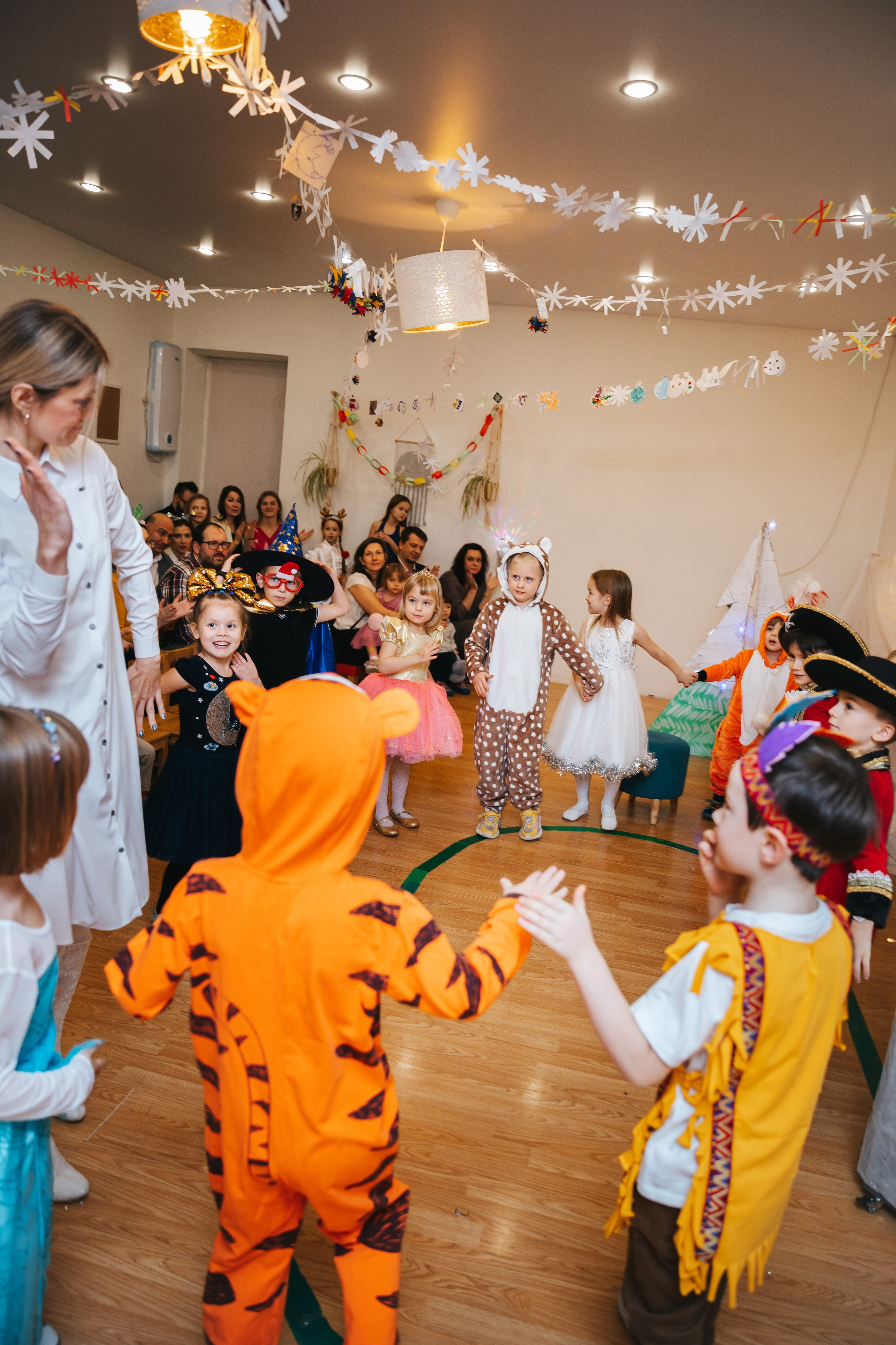 Новогодний утренник в Монтессори-садике. Семейный lifestyle фотограф в Санкт-Петербурге Людмила Пахомова