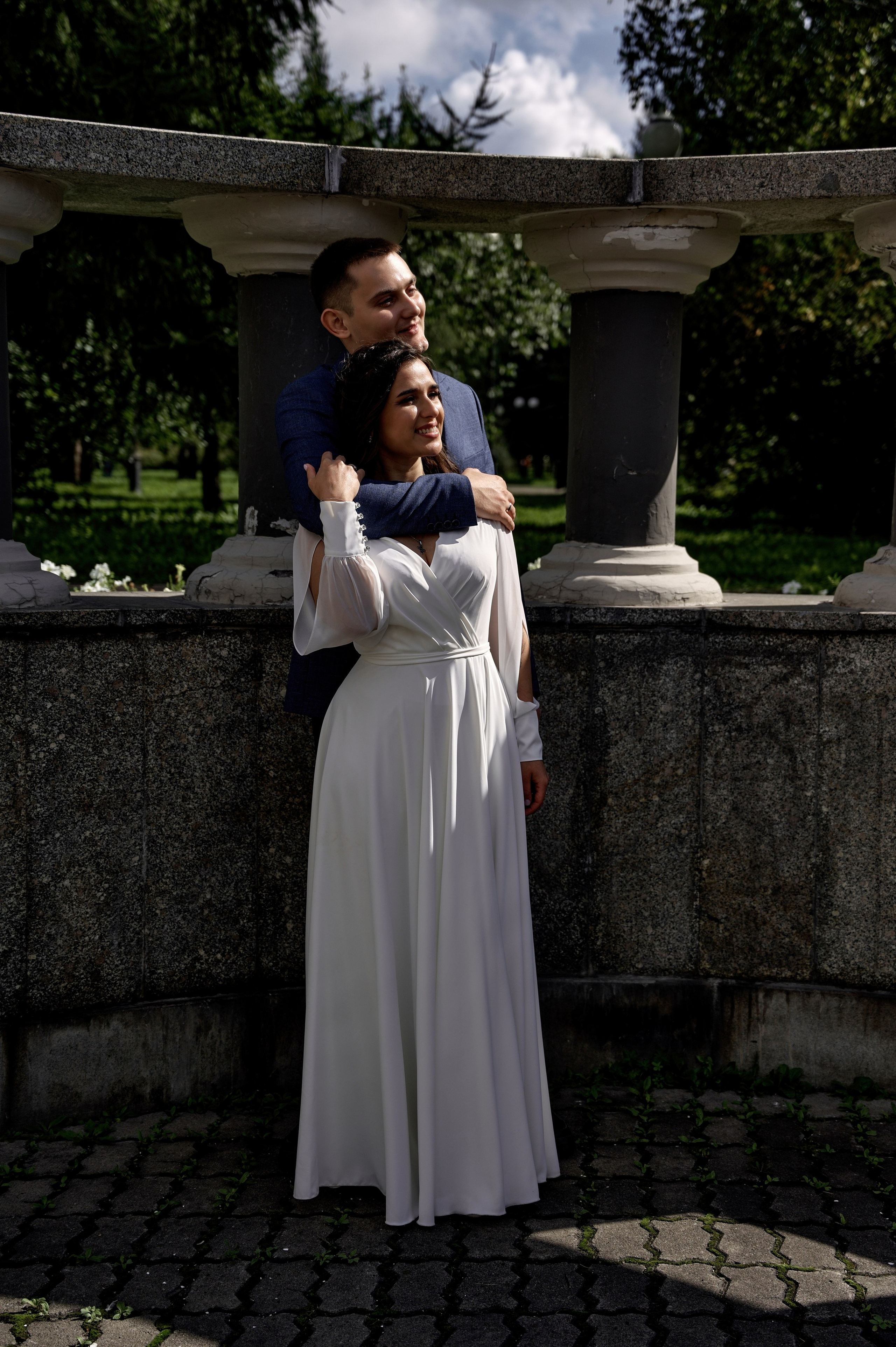 Свадебный фотограф снимает пару в парке