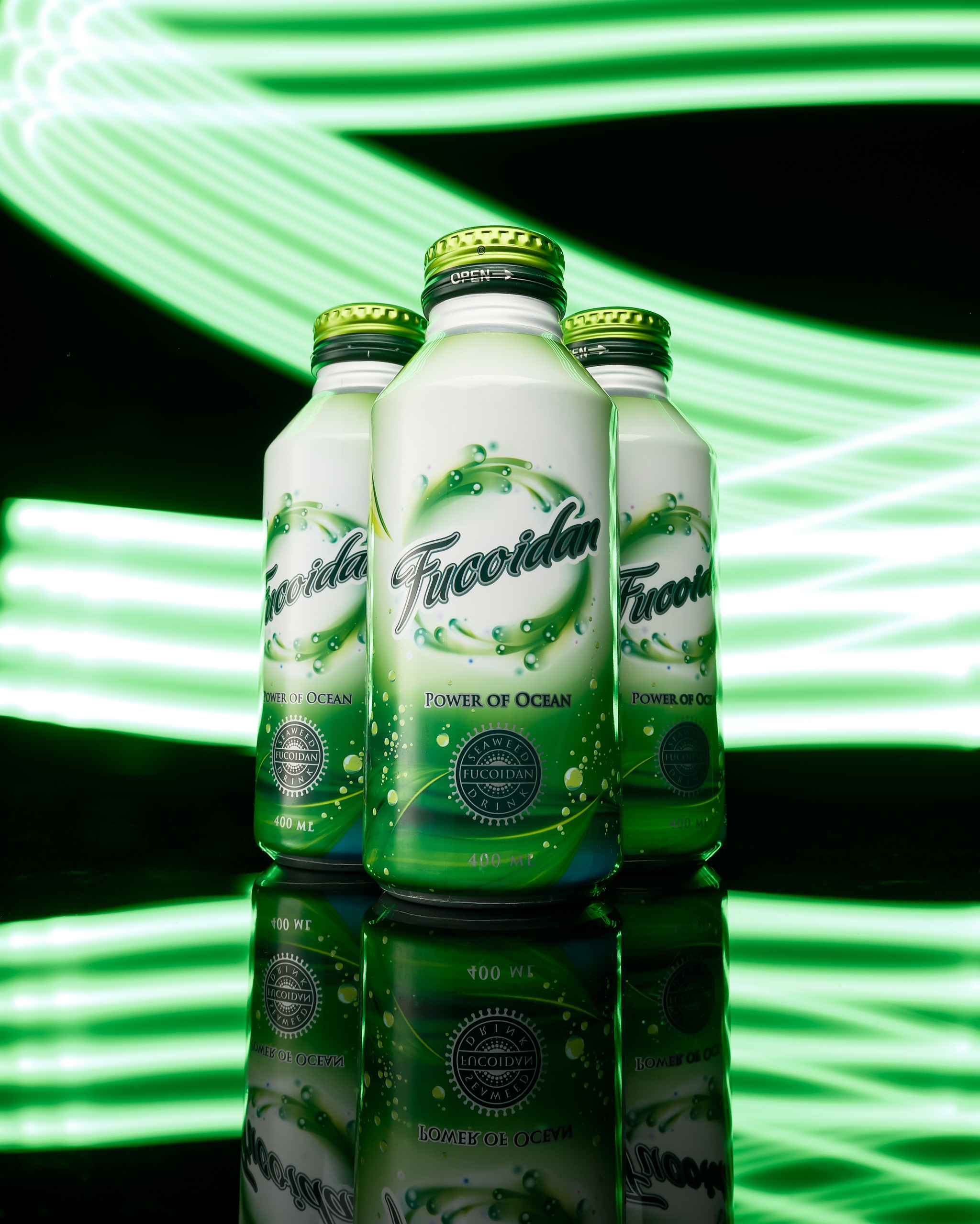 Промо-съёмка напитка Fucoidan в бело-зеленой бутылке с неоновой зелёной подсветкой фона
