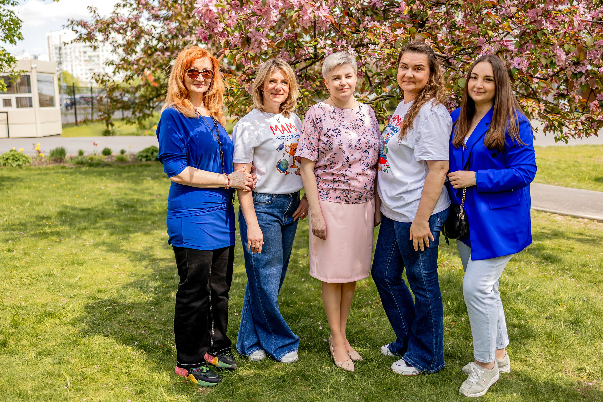Выпускной в начальной школе на улице. Фотограф и видеограф Москва. Свадебный фотограф, видеограф. Выпускные альбомы. Оживающие альбомы