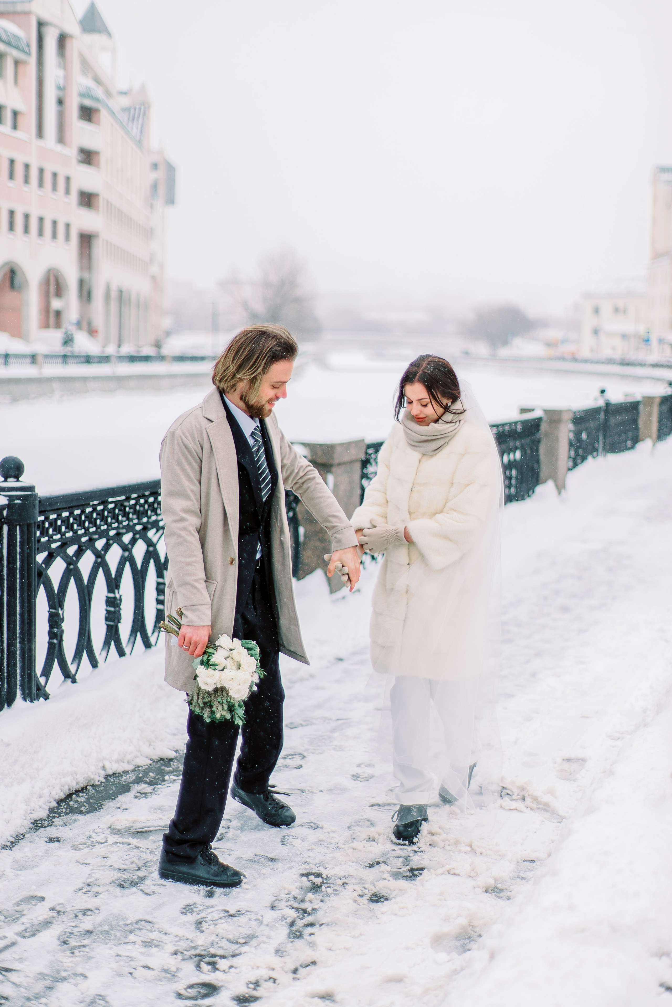 Свадебная зимняя фотосессия, со сборами в студии